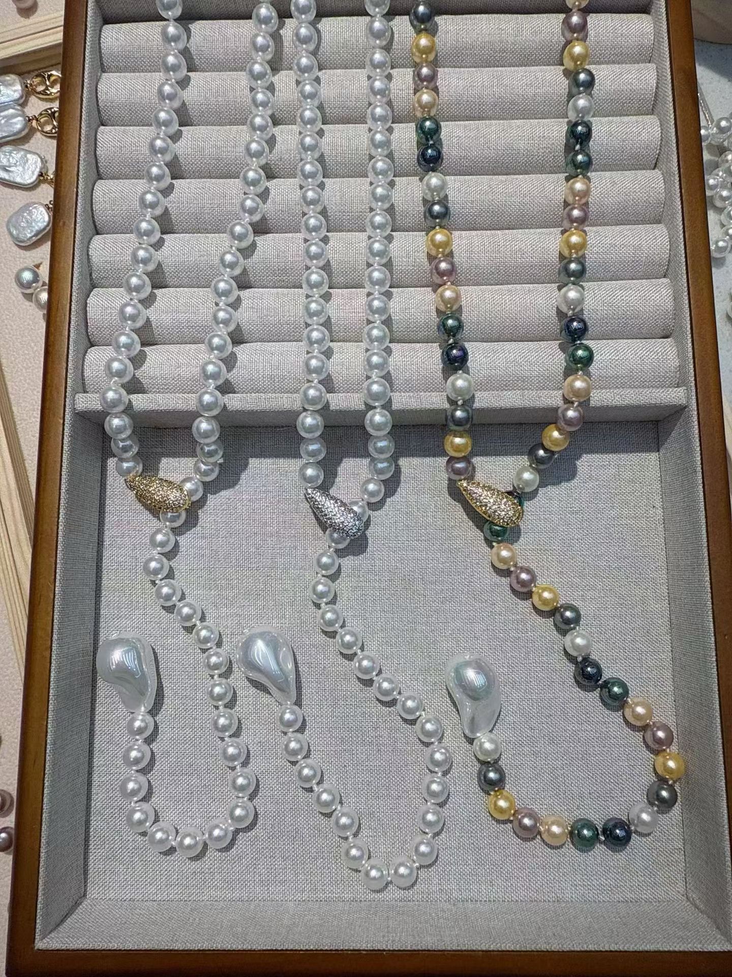 Long pearl chains (such as the 45cm extra-long one) or multi-color mixed and matched styles, when paired with evening gowns or dinner dresses, the luster and color of the pearls create a visual focus, making them suitable for formal occasions like banquets and social events
