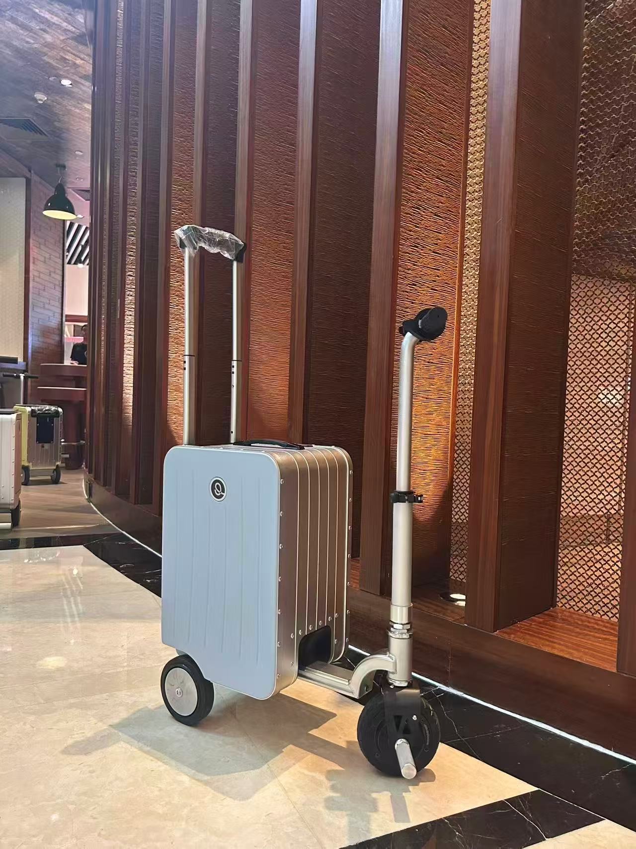 蓝牙20寸电动行李箱白底实物图