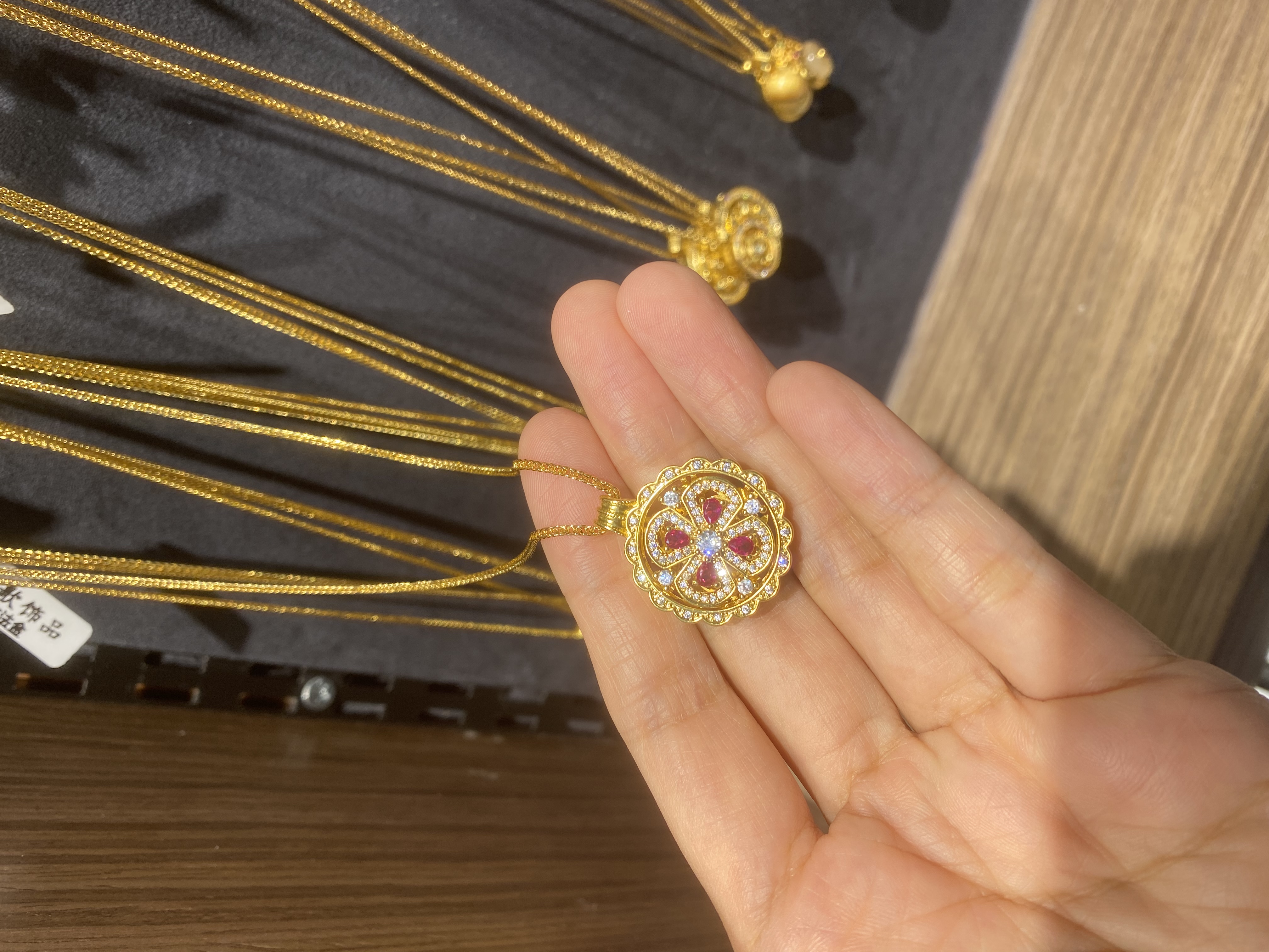 Trendy copper jewelry necklace, a fashionable and versatile accessory for both women and men