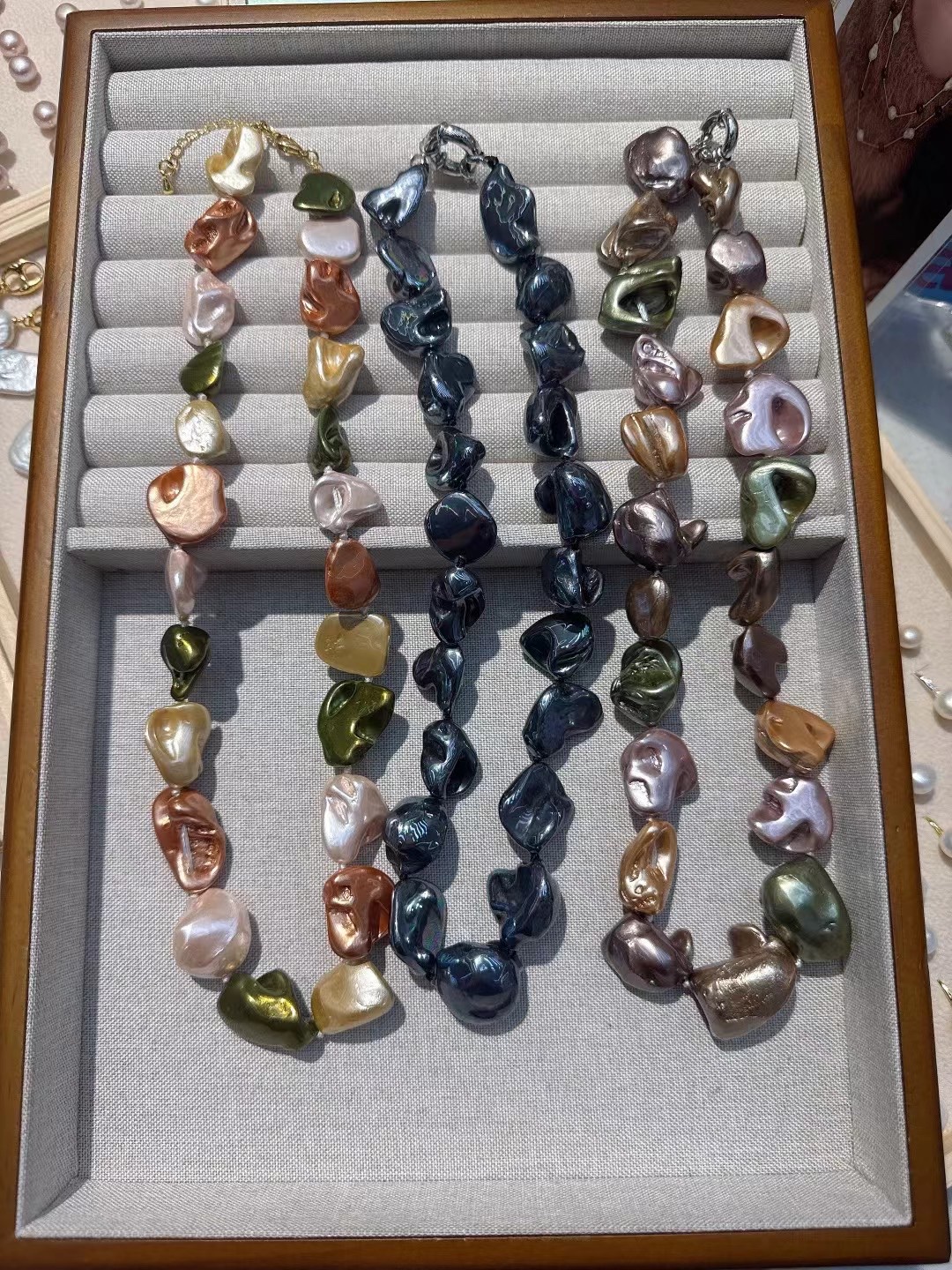 Layered Baroque pearl necklaces (such as those from the South Seas Baroque style) paired with evening gowns can create a visual focus that combines "layering and artistry".