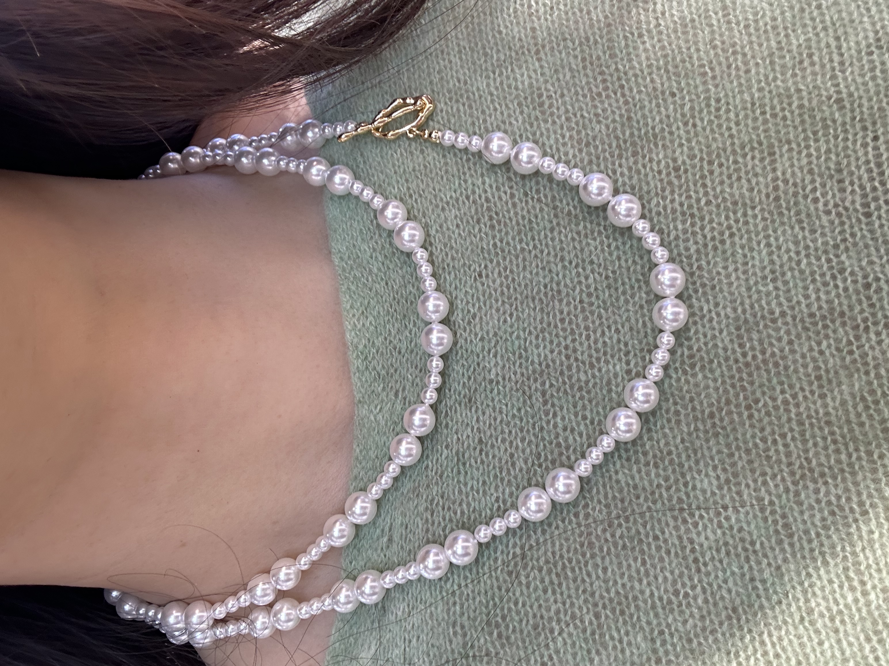 In autumn and winter, it can be paired with sweaters. The drape of the pearls contrasts with the looseness of the sweaters, creating an atmosphere that is "lazy yet refined". In spring and summer, it can be paired with light knitted or chiffon skirts to highlight the transparency of pearls.