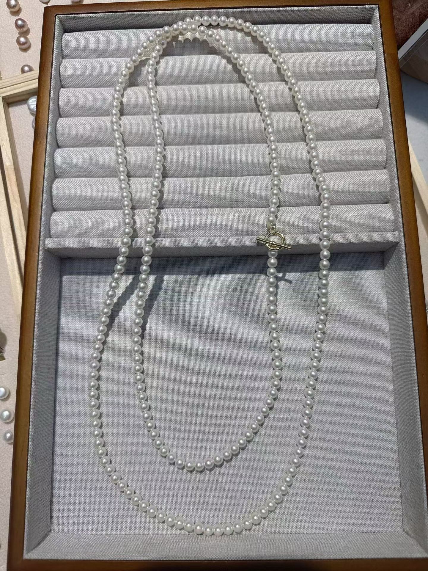 Whether it's formal business attire, casual wear or evening gowns, pearl necklaces can be perfectly matched, adding a touch of refinement to the look.