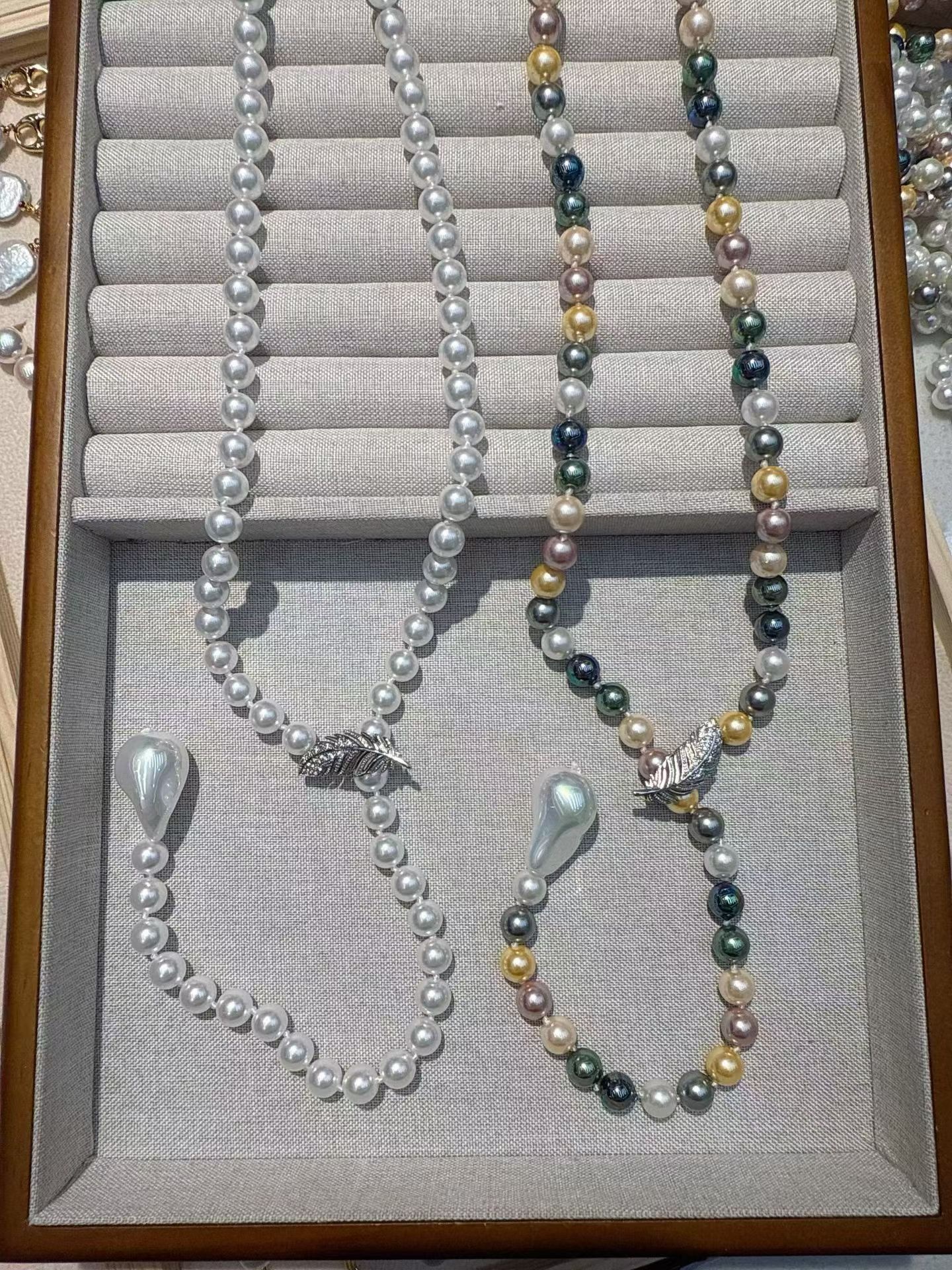 Long pearl chains (such as the 45cm extra-long one) or multi-color mixed and matched styles, when paired with evening gowns or dinner dresses, the luster and color of the pearls create a visual focus, making them suitable for formal occasions like banquets and social events detail image 2