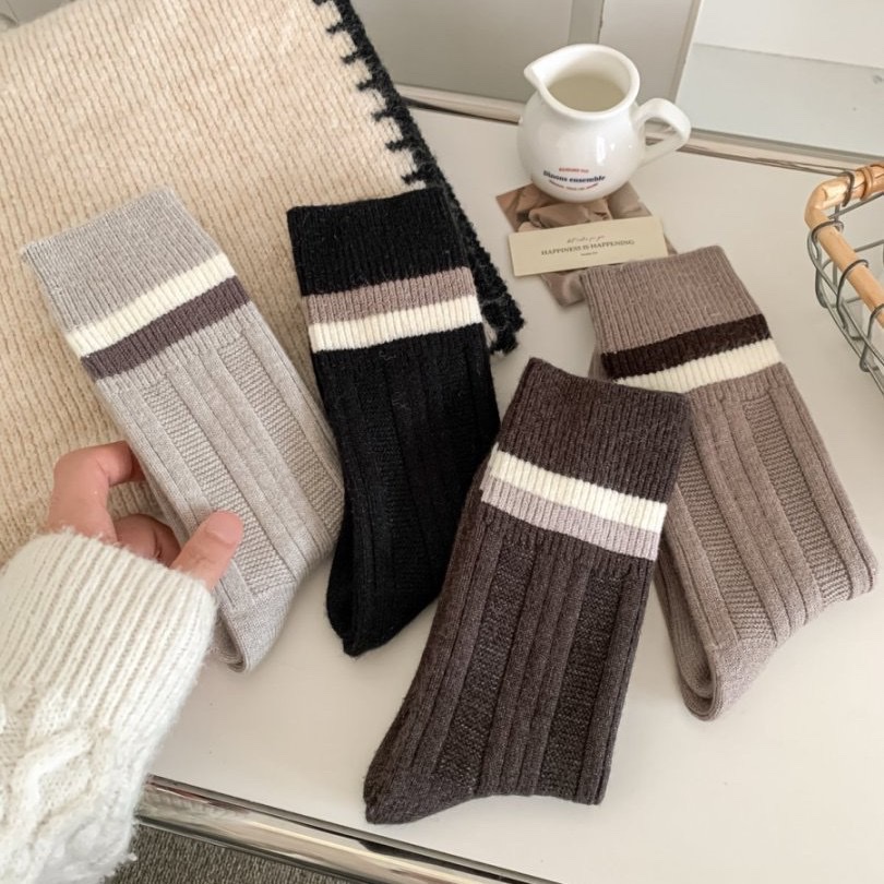 New autumn and winter socks for women: Thickened double flared wool socks, warm and cold-proof, simple Korean-style women's mid-calf socks Application Scenario