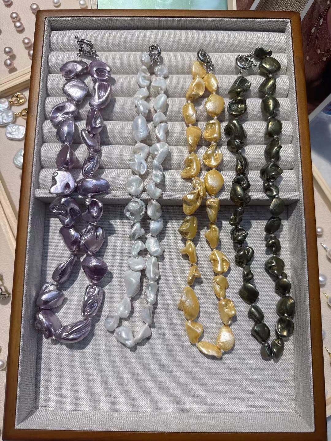 Layered Baroque pearl necklaces (such as those from the South Seas Baroque style) paired with evening gowns can create a visual focus that combines "layering and artistry". details Picture