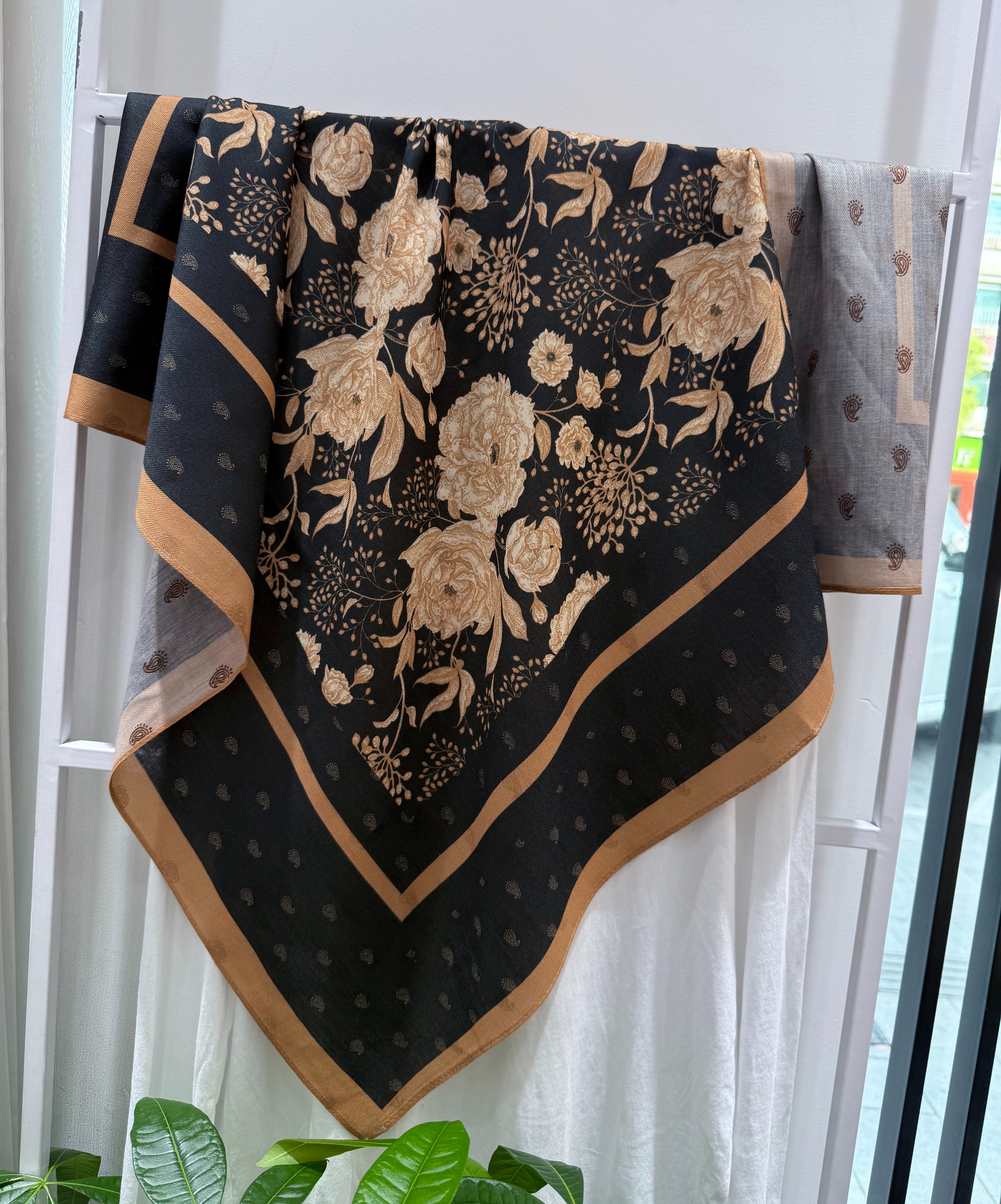 The new silk scarf is a versatile and fashionable printed square scarf for women, a stylish shawl, and a high-end trendy accessory for spring, summer, autumn and winter Specification image