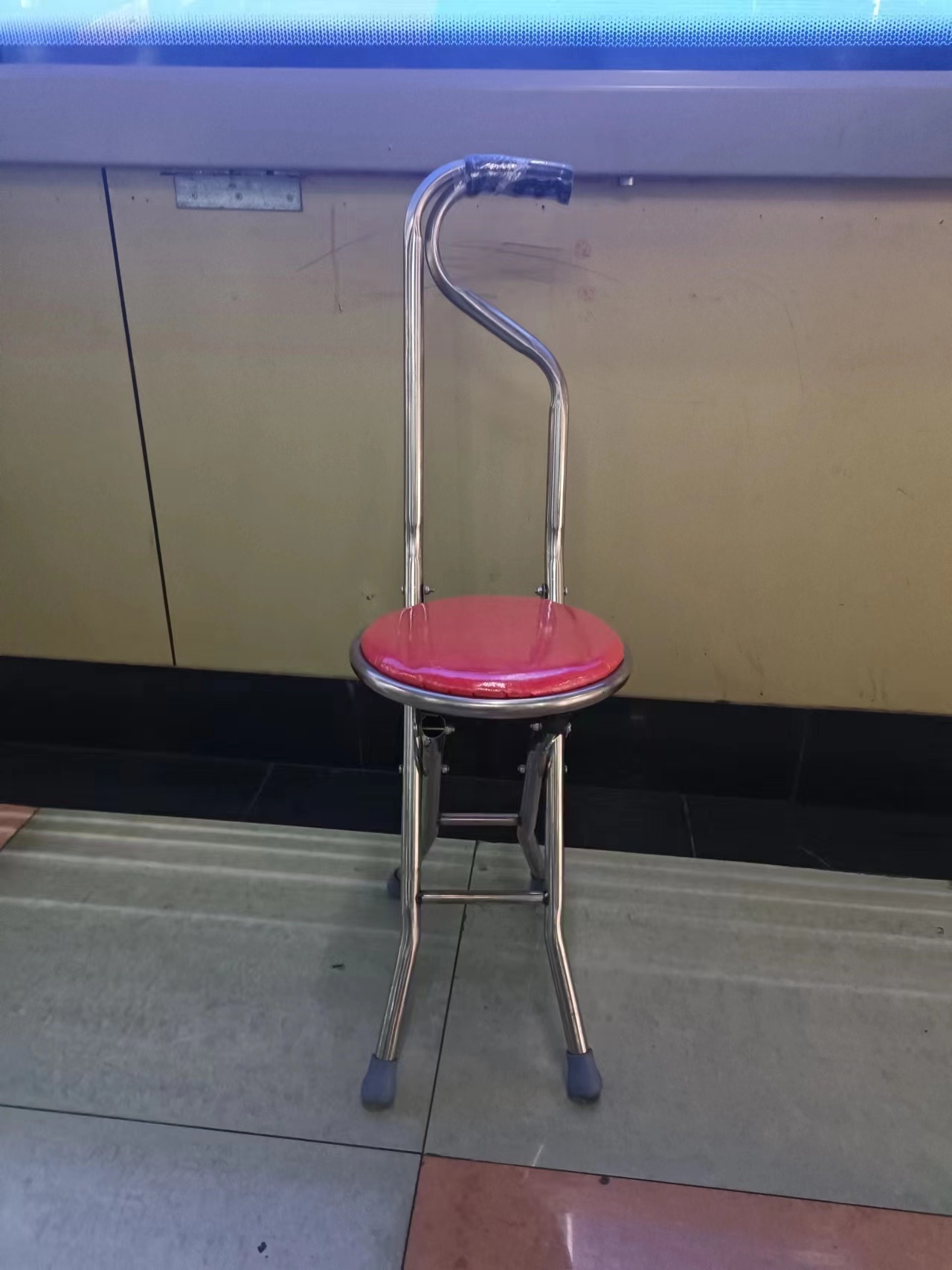 四件凳子，椅子，拐杖