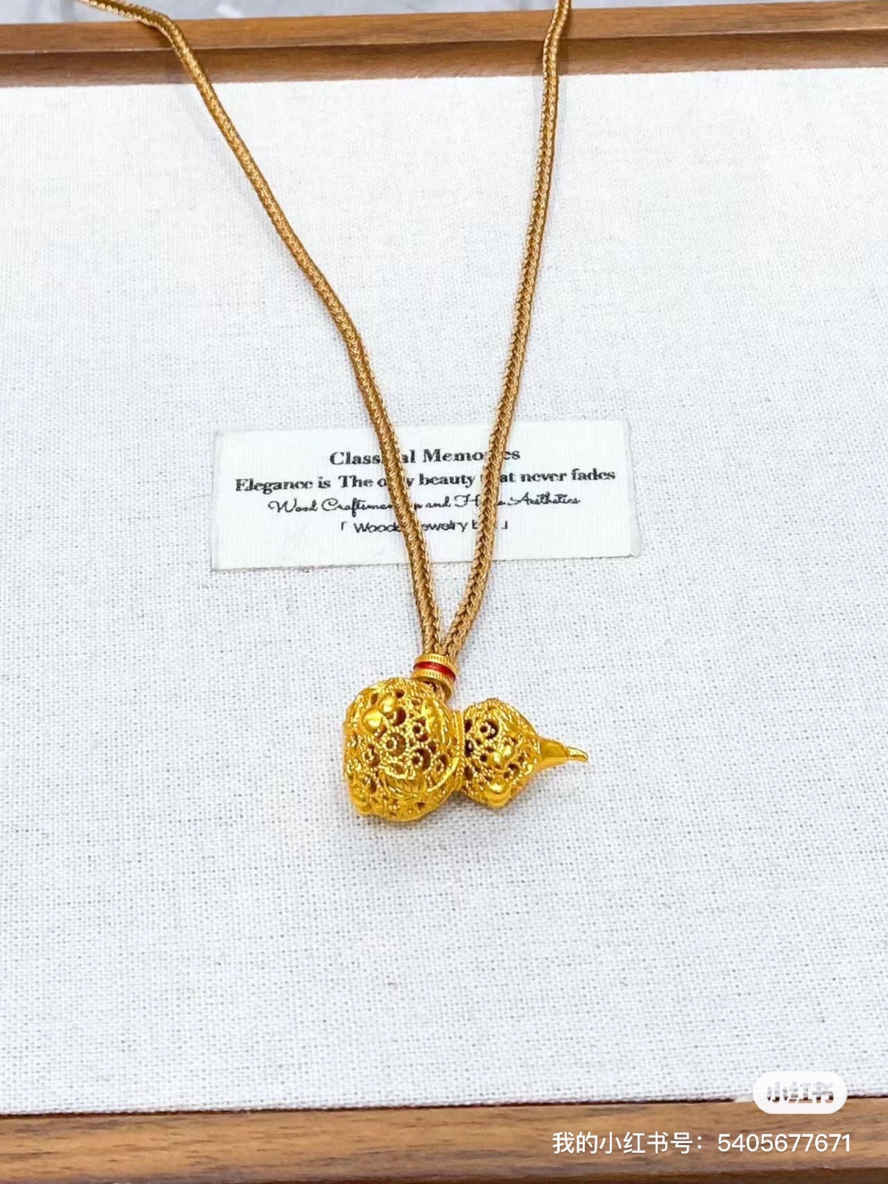 A fashionable and versatile necklace accessory featuring a long and simple women's sweater chain with antique fabric and rope