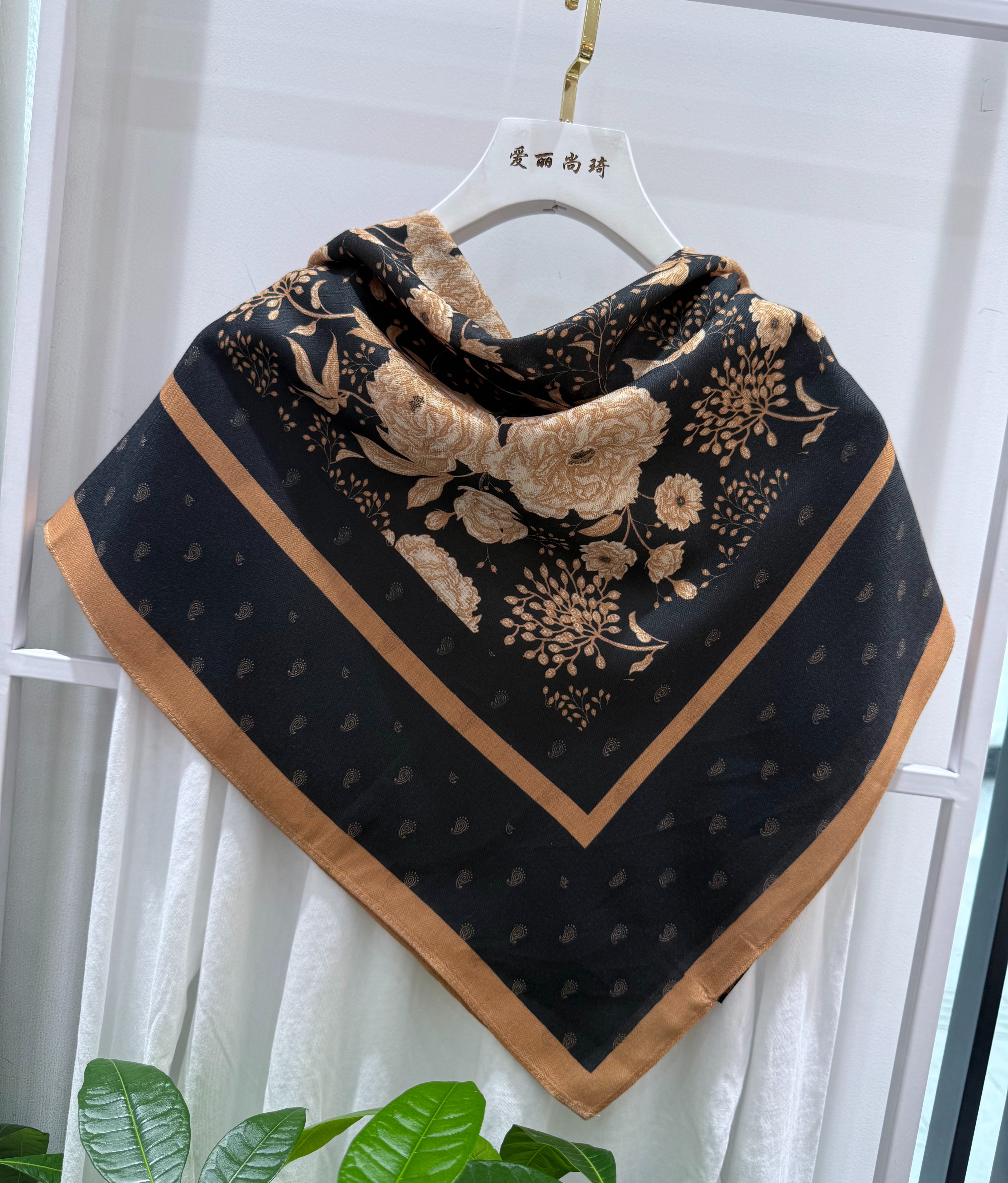 The new silk scarf is a versatile and fashionable printed square scarf for women, a stylish shawl, and a high-end trendy accessory for spring, summer, autumn and winter details Picture