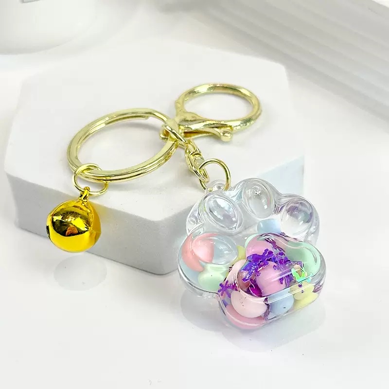 Wholesale of new oil-filled flowing sand keychains, cat paw drift bottles, flowing sand pendants, car cartoon key chains and small gifts Application Scenario