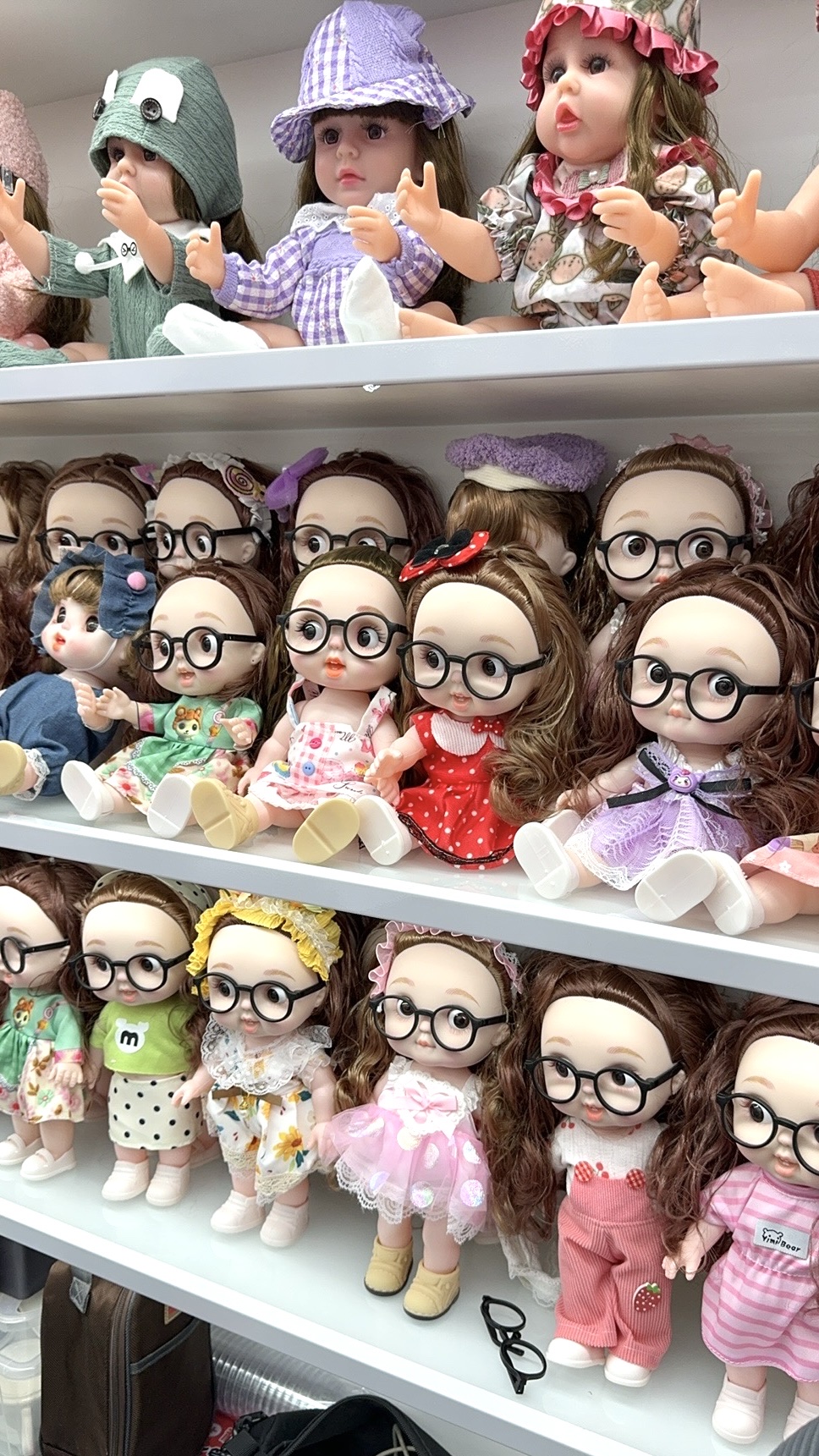 The big-faced vinyl doll wears glasses and changes clothes. The doll has a beautiful dress and a cute round face. The big-faced doll can be braided details Picture
