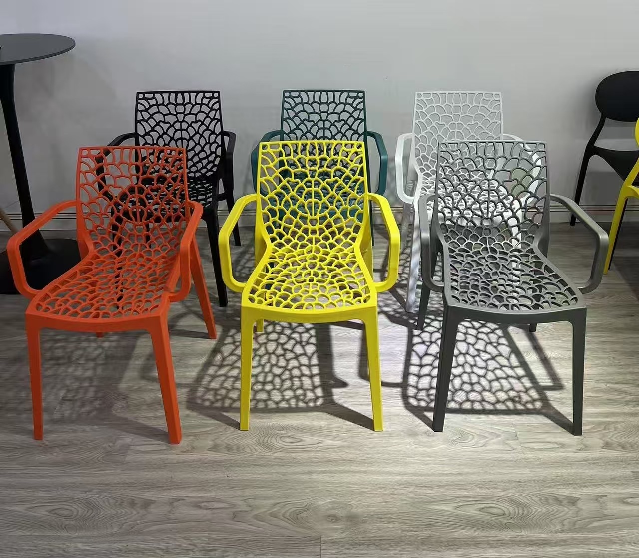 带扶手多彩的塑料椅商务家用多用途全塑料可室内可室外