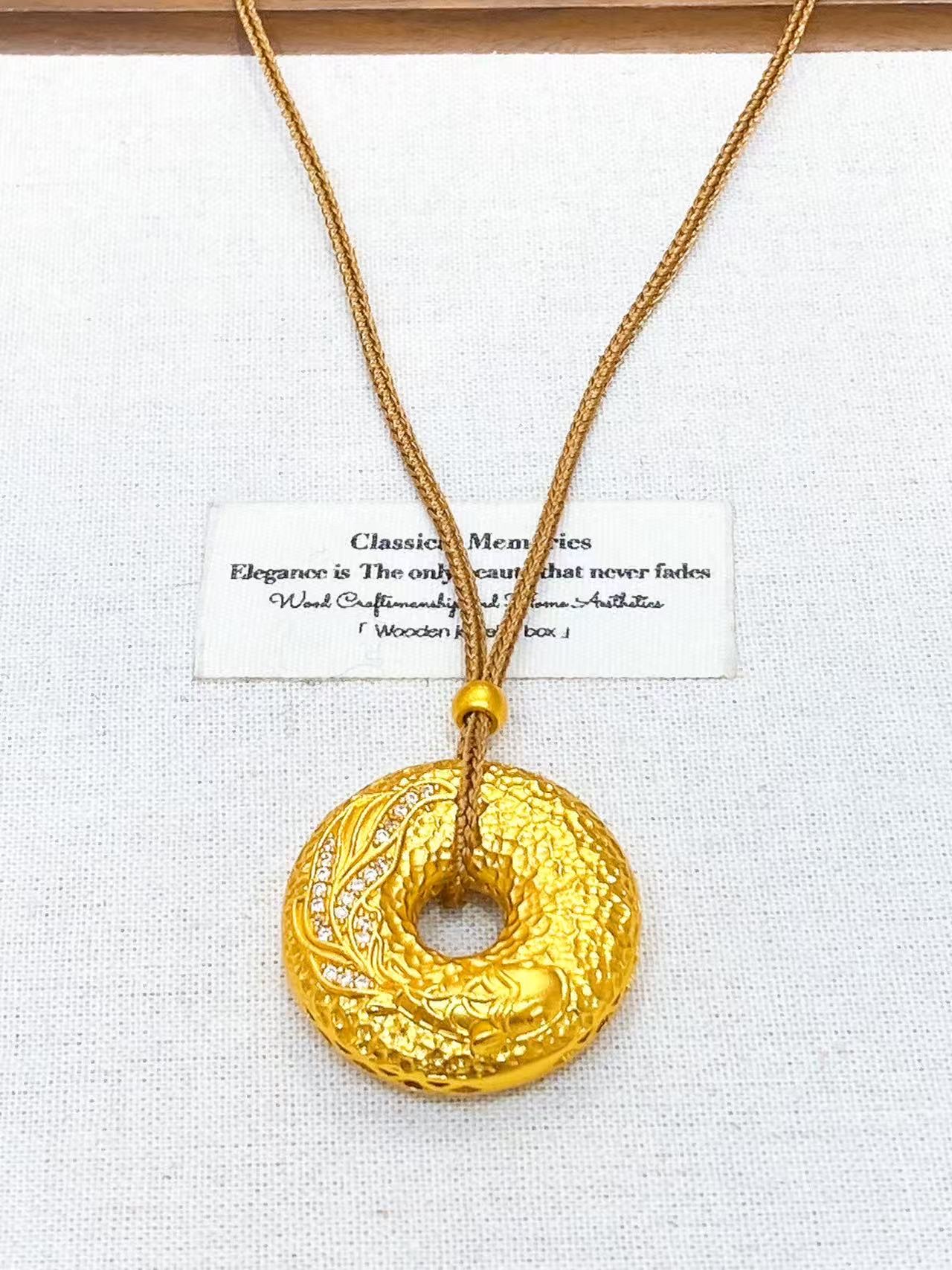 A long and simple sweater chain for women, a fashionable and versatile necklace accessory made of ancient fabric rope for autumn and winter