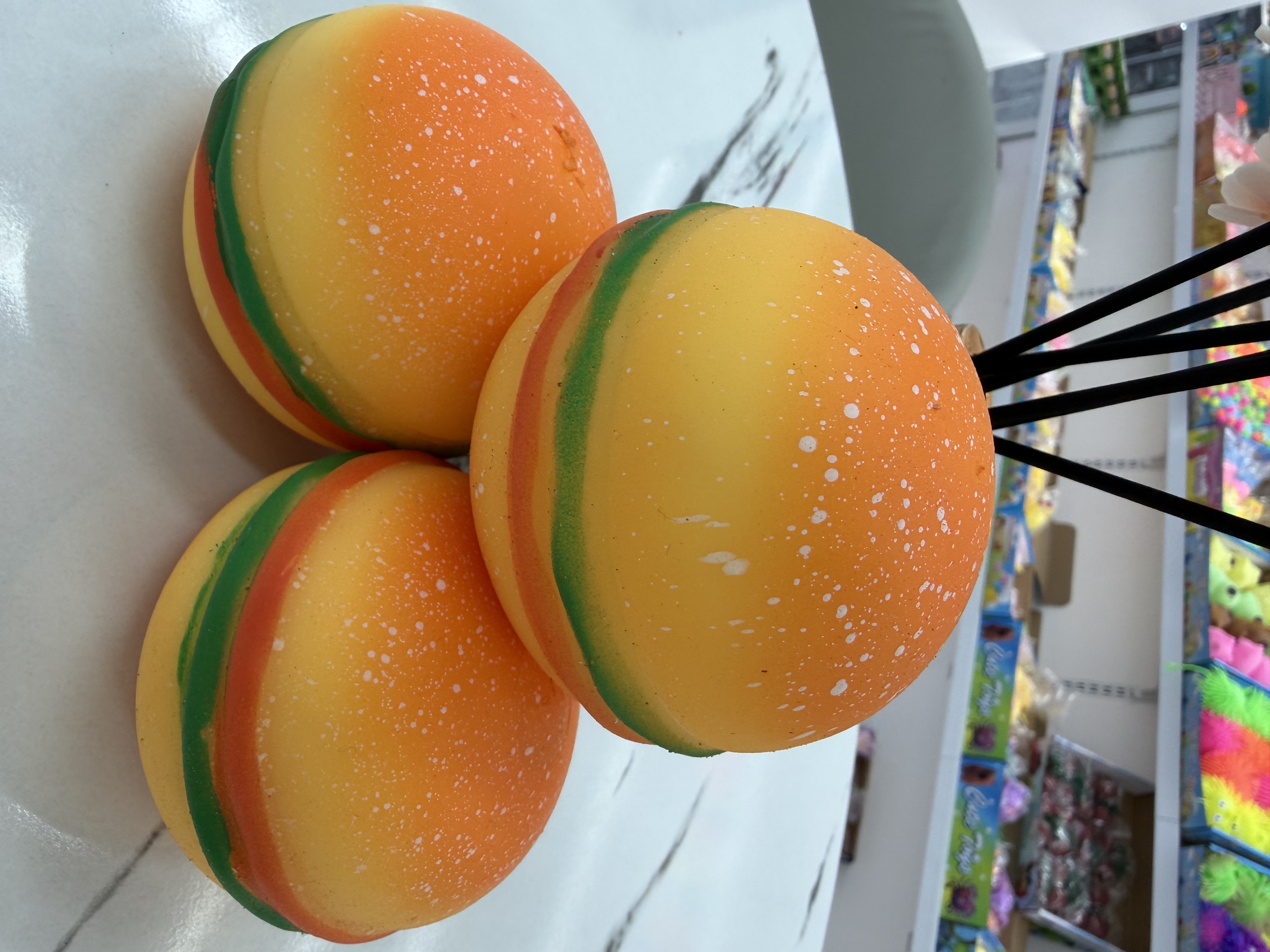 The hamburger pinches the toy