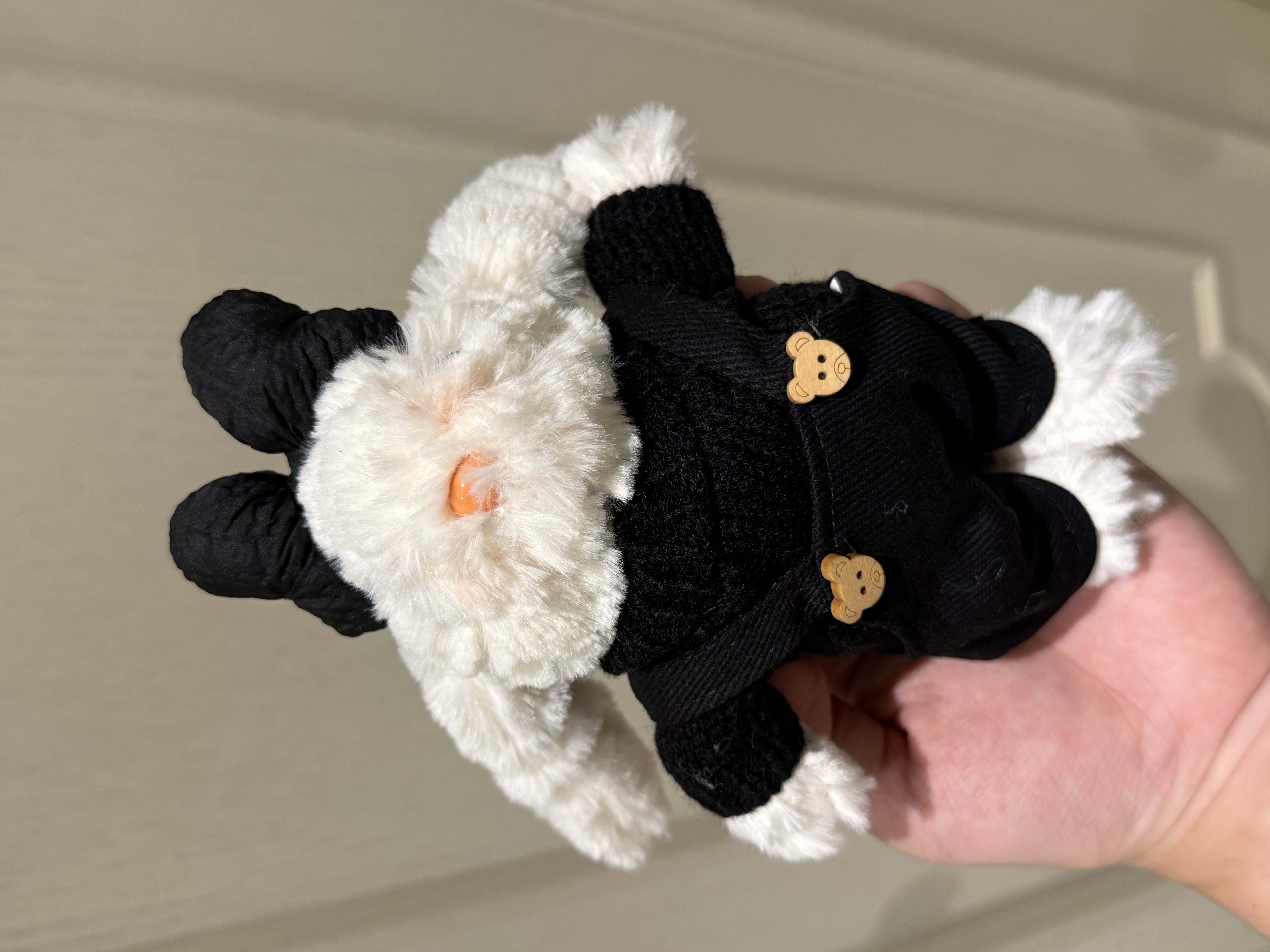 垂耳兔黑色工装背带裤毛绒挂件玩具