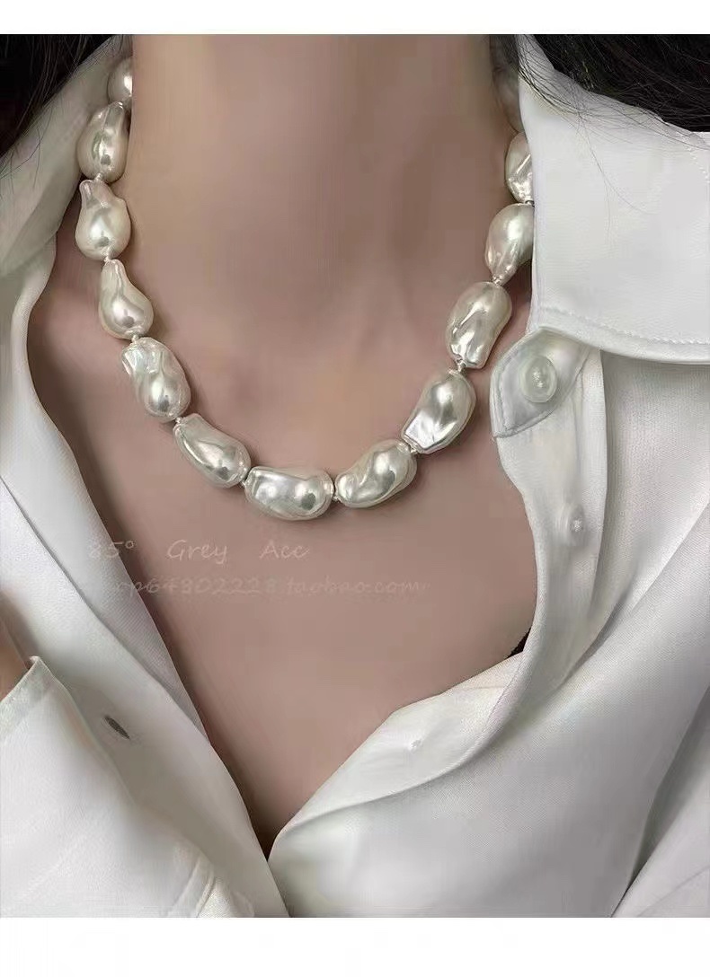 Baroque irregular-shaped pearls break the sense of regularity. Each pearl retains the natural growth traces, presenting a unique artistic beauty.