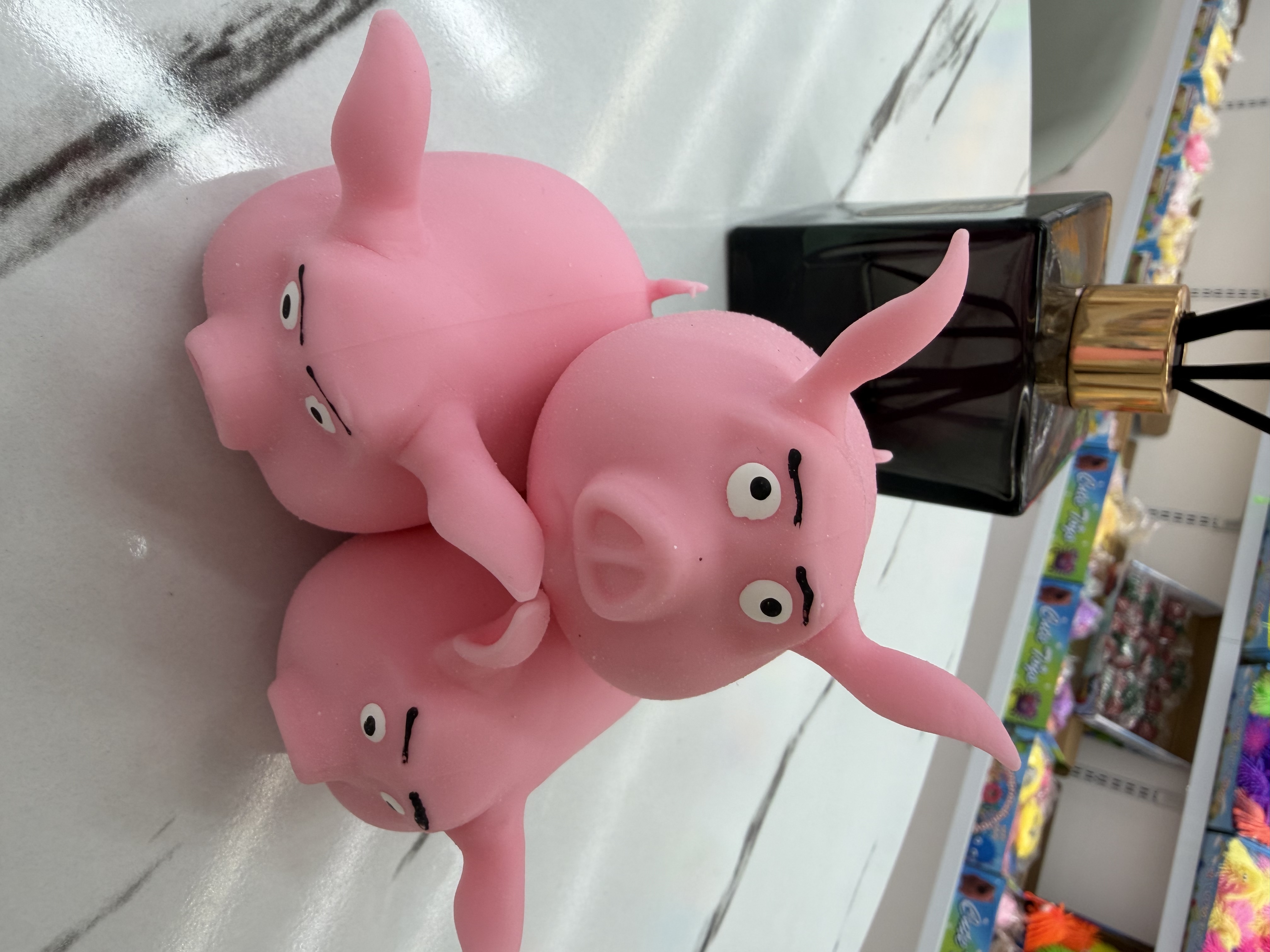 The little pig pinches the toy Specification image