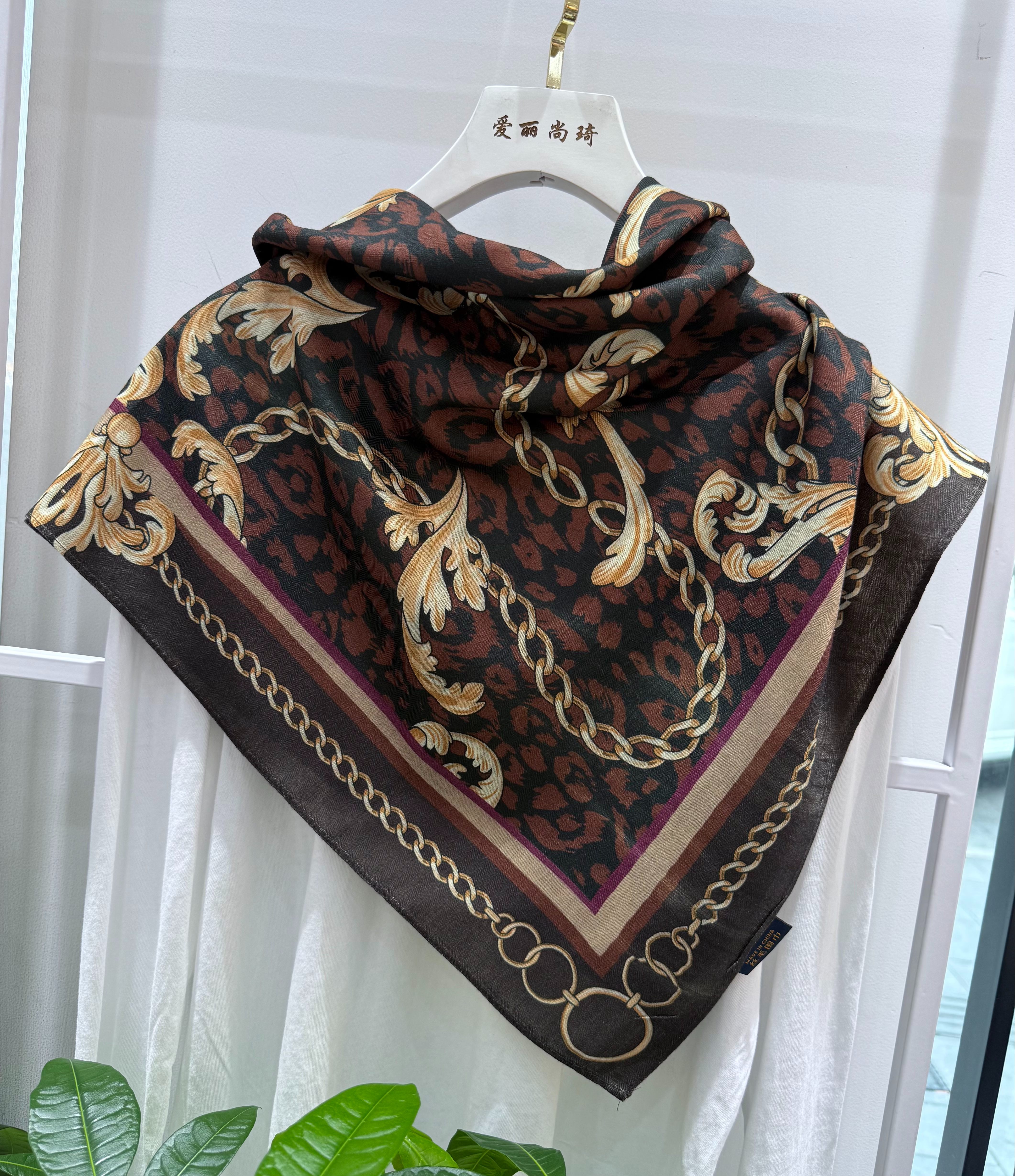 The new silk scarf is a versatile and fashionable printed square scarf for women, a stylish shawl, and a high-end trendy accessory for spring, summer, autumn and winter Application Scenario