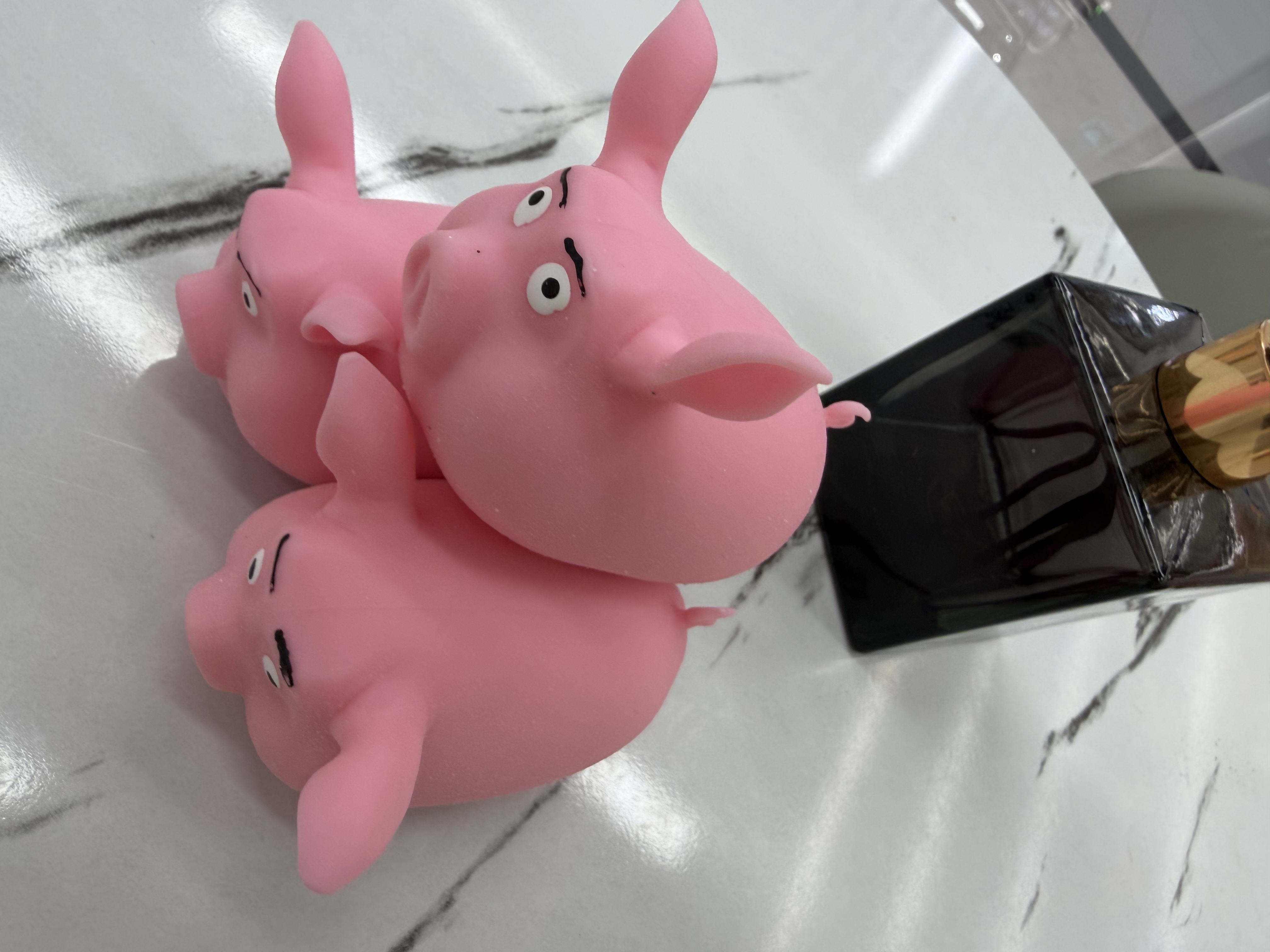 The little pig pinches the toy details Picture