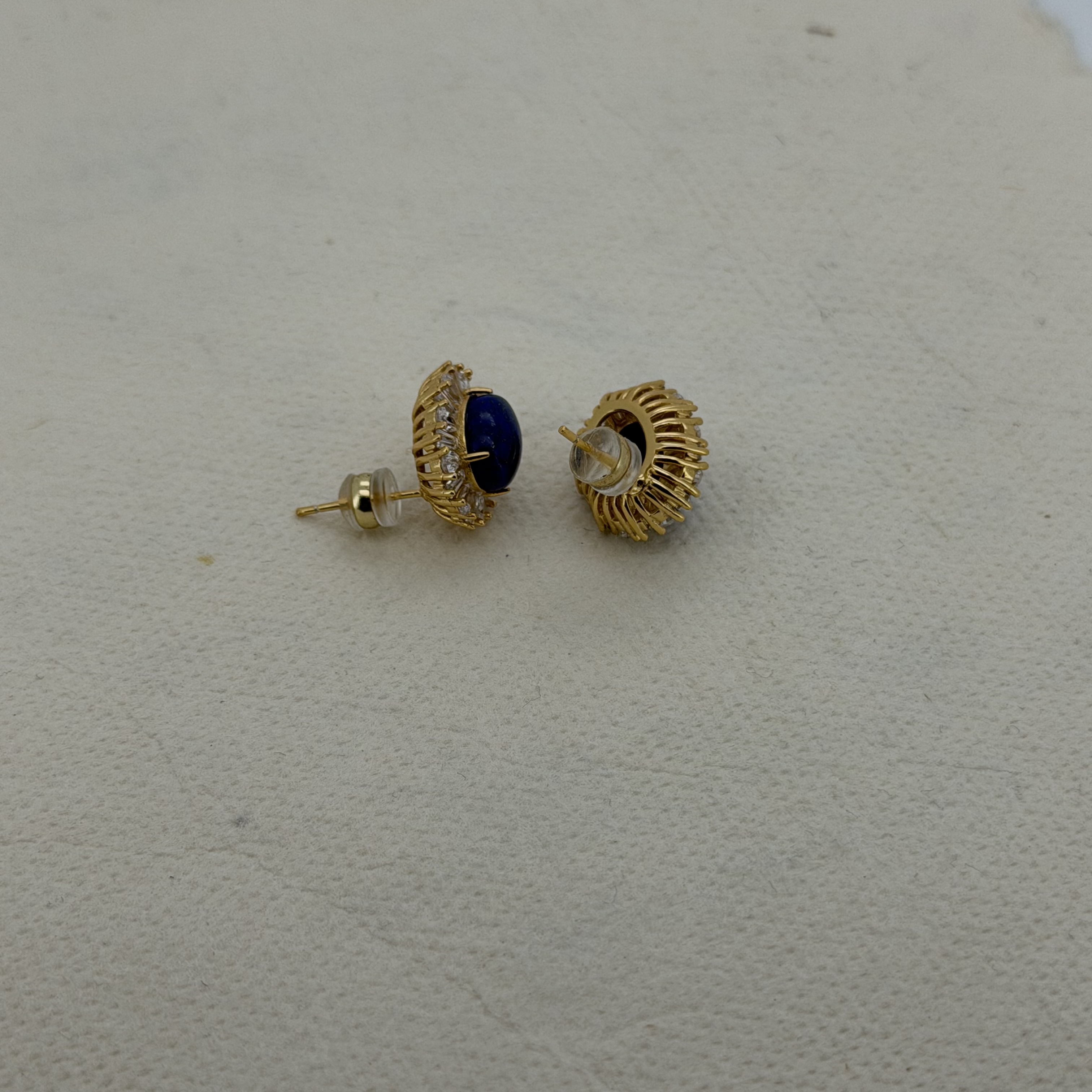 青金石镶锆石耳钉白底实物图