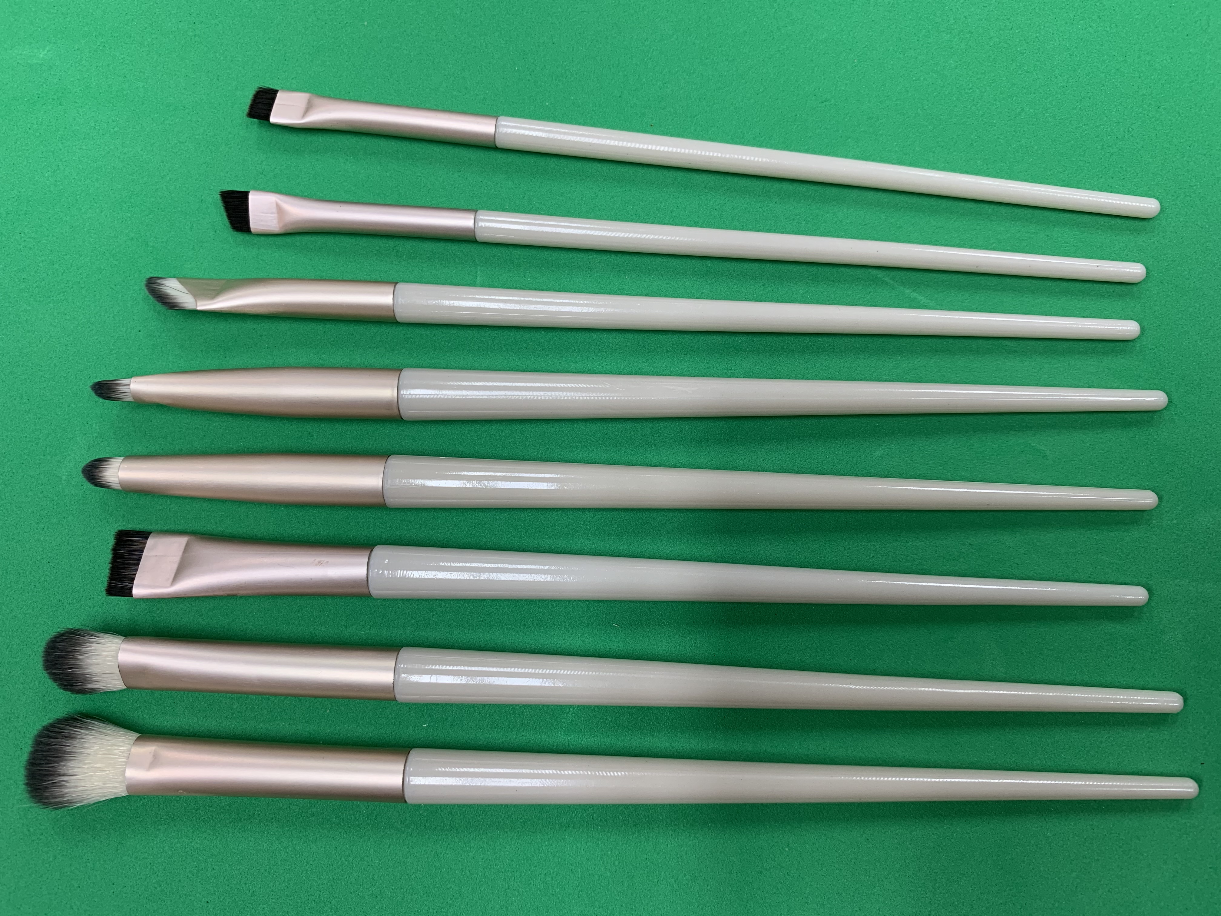 流行美妆工具化妆刷套装化妆品刷子润唇膏多功能美容工具适用专业彩妆化妆品套刷8支