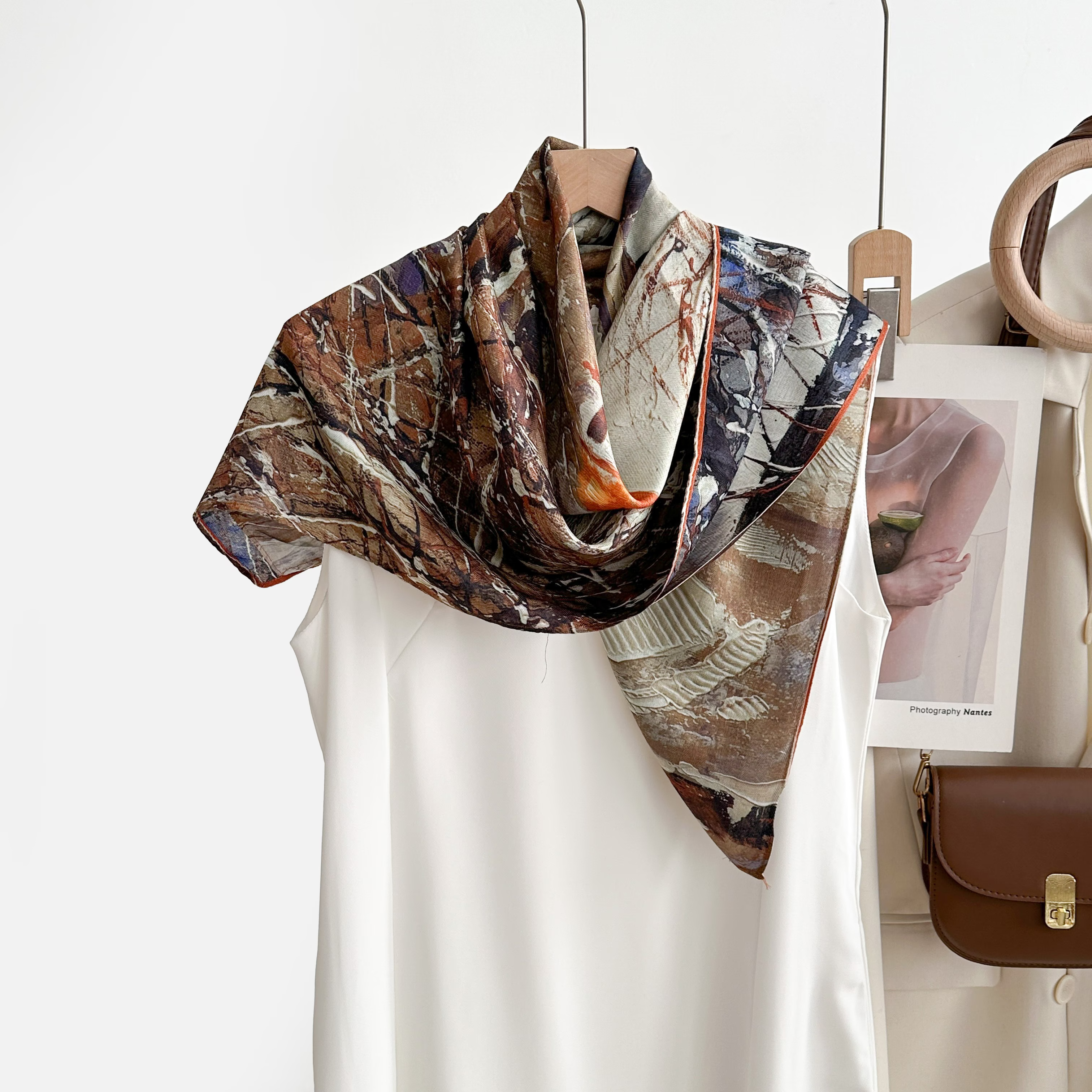 New retro silk oil painting silk and wool square scarf, fashionable and simple commuting silk and wool square scarf, soft and easy to match square scarf shawl details Picture