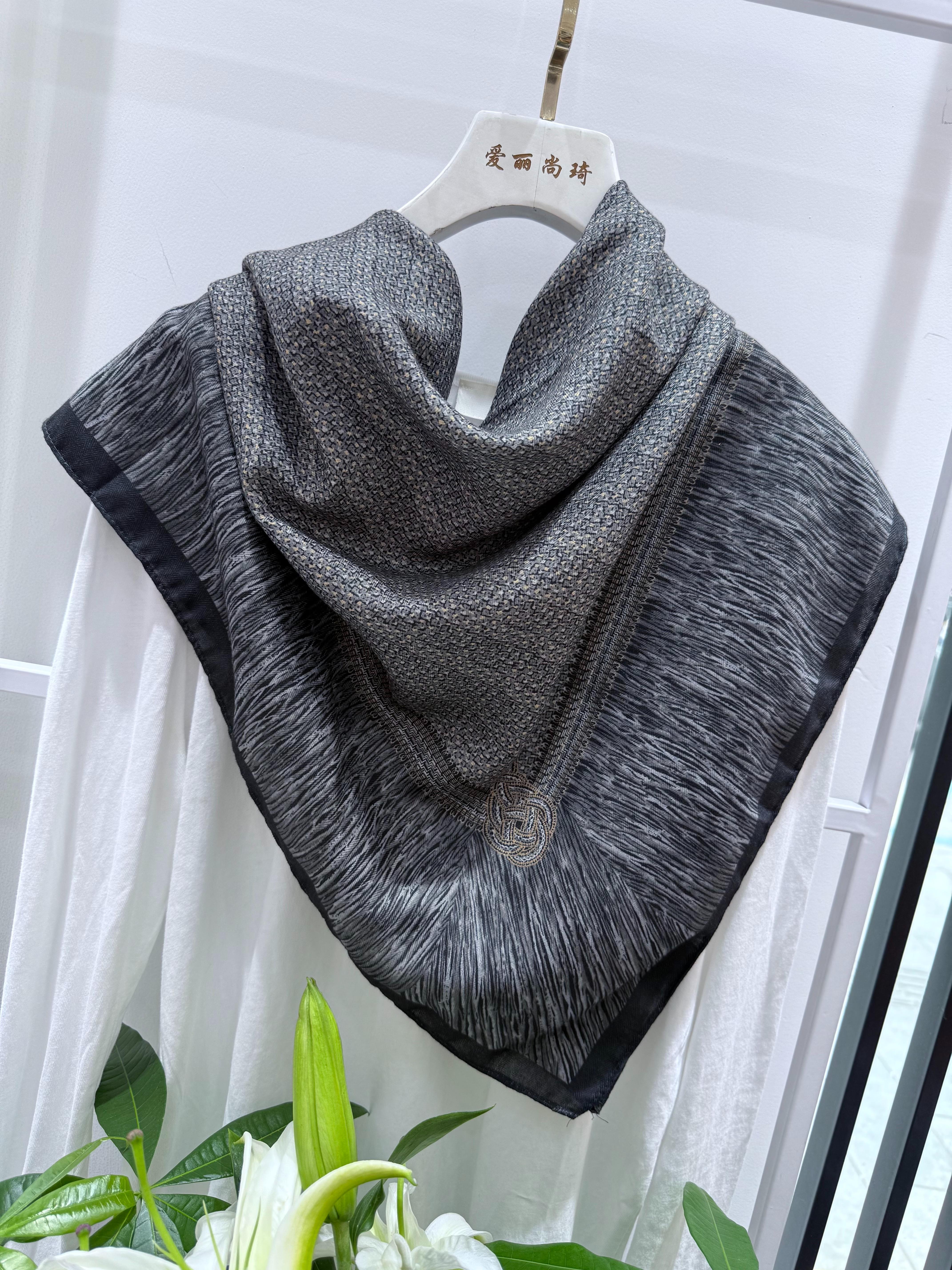 The new retro silk and wool square scarf is fashionable and simple. It is a soft and easy-to-match square scarf shawl details Picture