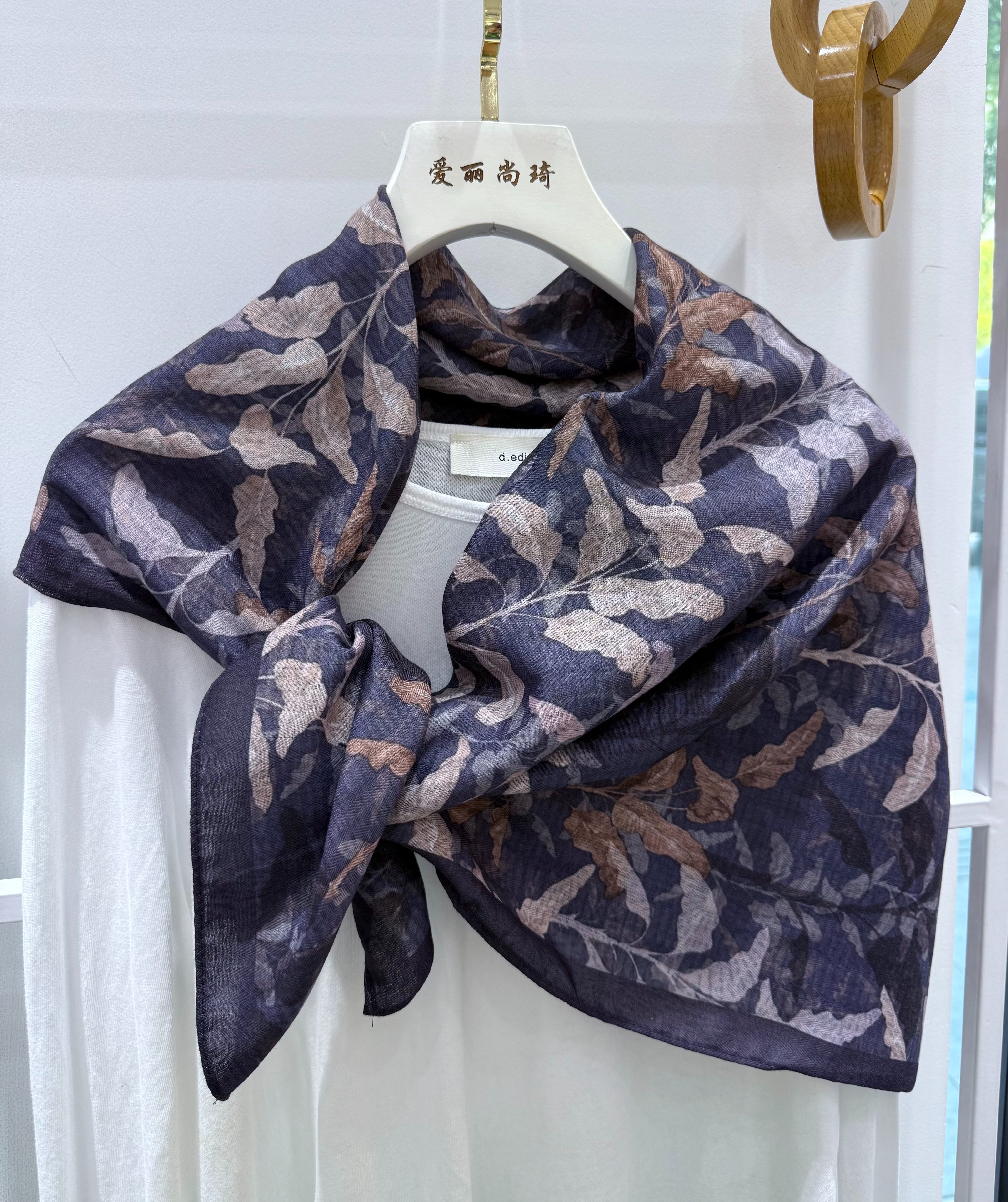 The 2025 new style of artistic and retro silk and wool square scarf is fashionable and simple. It is a soft and easy-to-match square scarf shawl Specification image