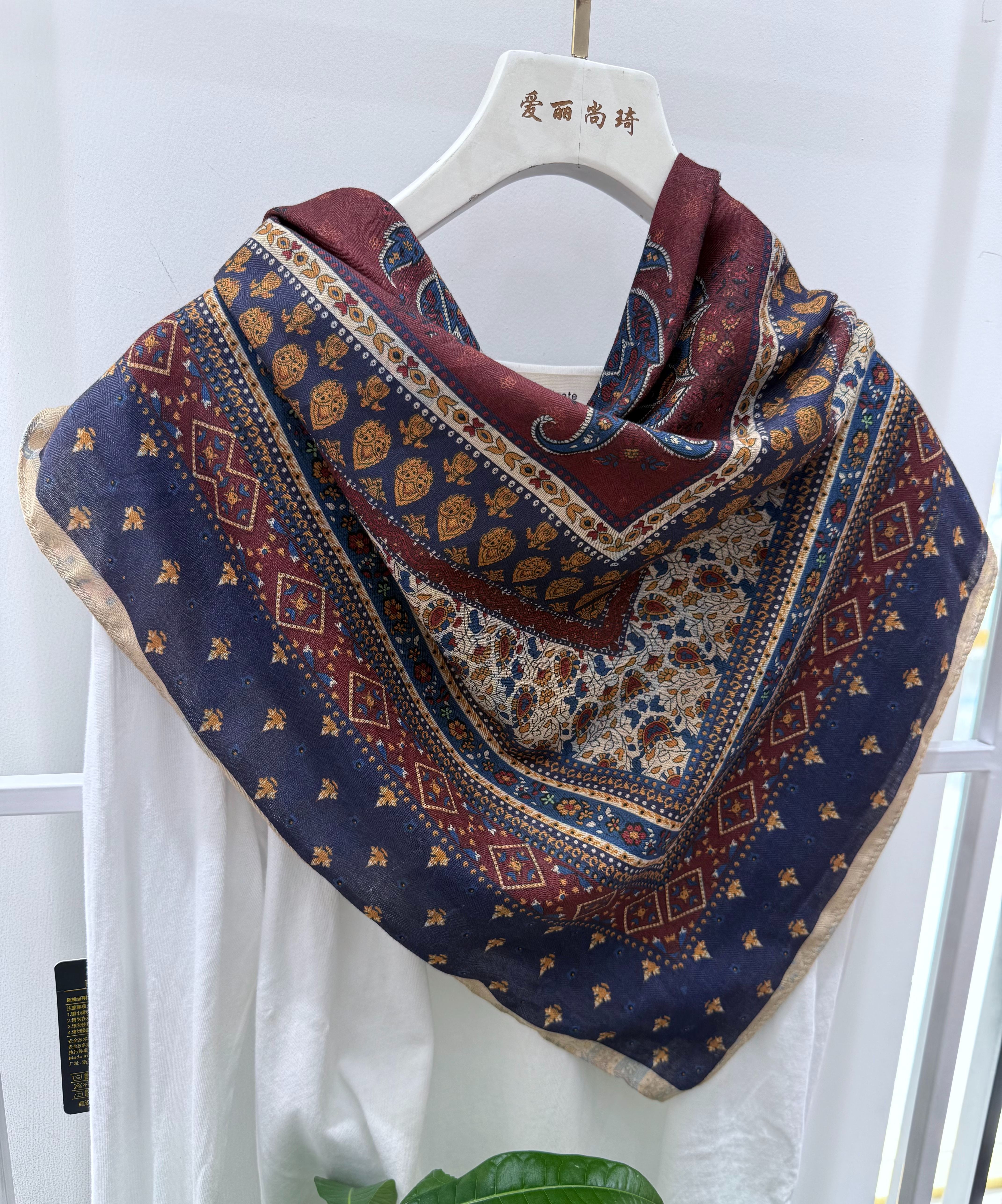 The 2025 new style of artistic and retro silk and wool square scarf is fashionable and simple. It is a soft and easy-to-match square scarf shawl Item Picture