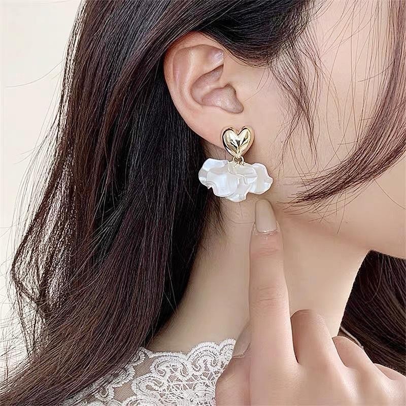 New Korean version heart-shaped petal earrings 925 silver needle, light luxury, fashionable and unique style, irregular flower earrings accessory details Picture