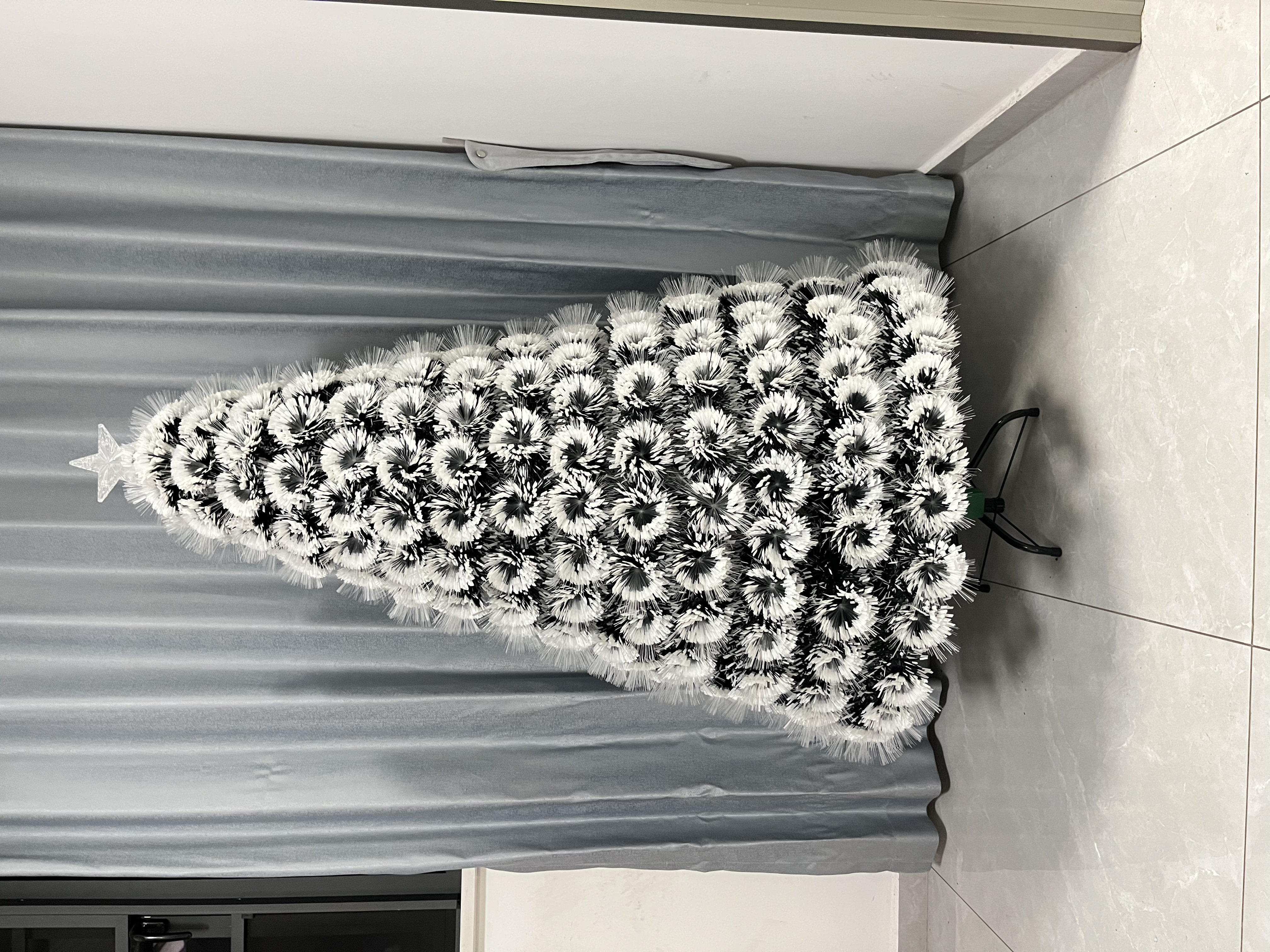 圣诞节的灯光营造出一种祥和的氛围，让我感受到平安与喜悦的滋味。圣诞树详情图2