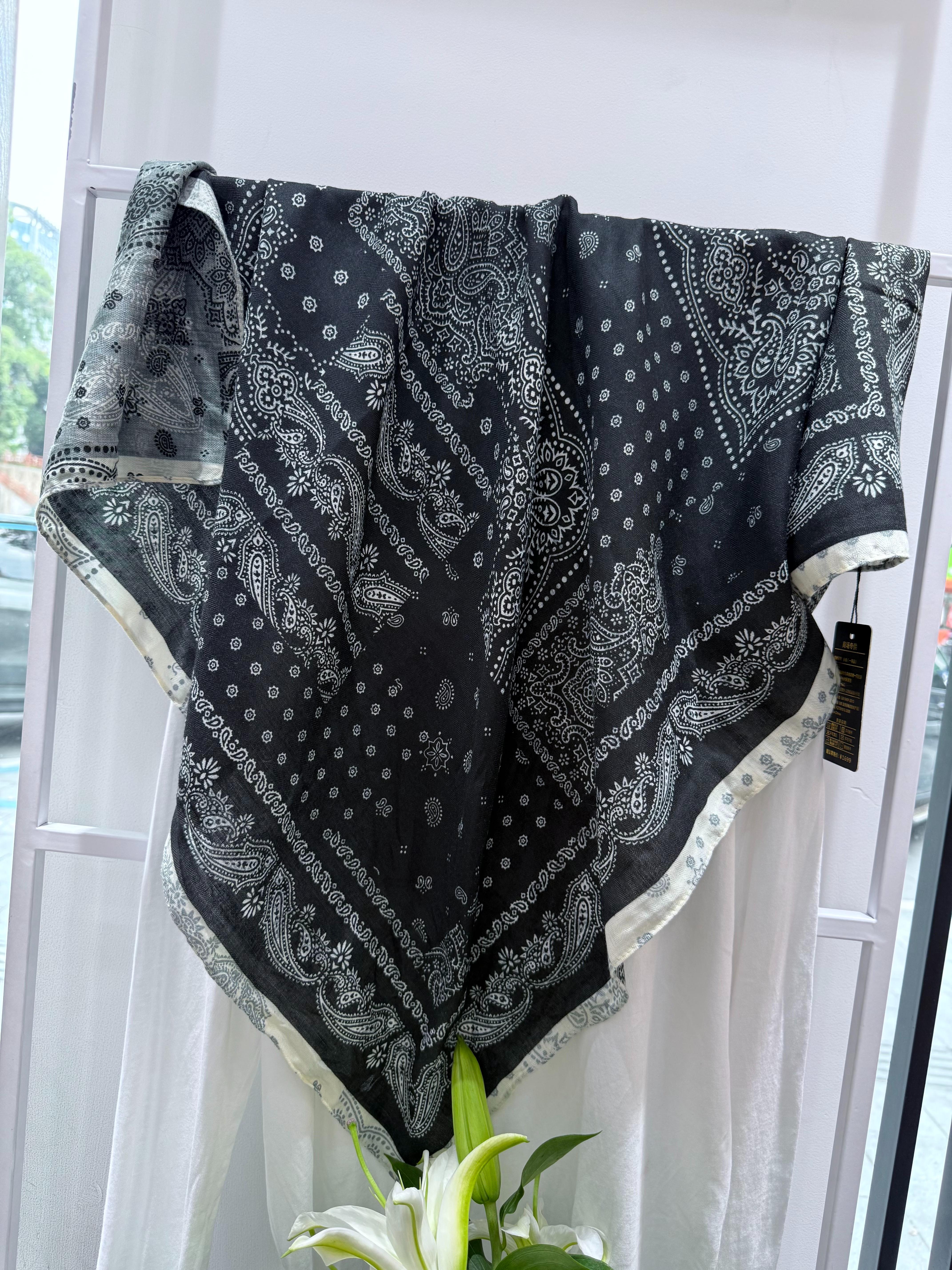 The 2025 new artistic and retro double-sided silk and wool square scarf is fashionable and simple. It is a soft and easy-to-match square scarf for commuting details Picture