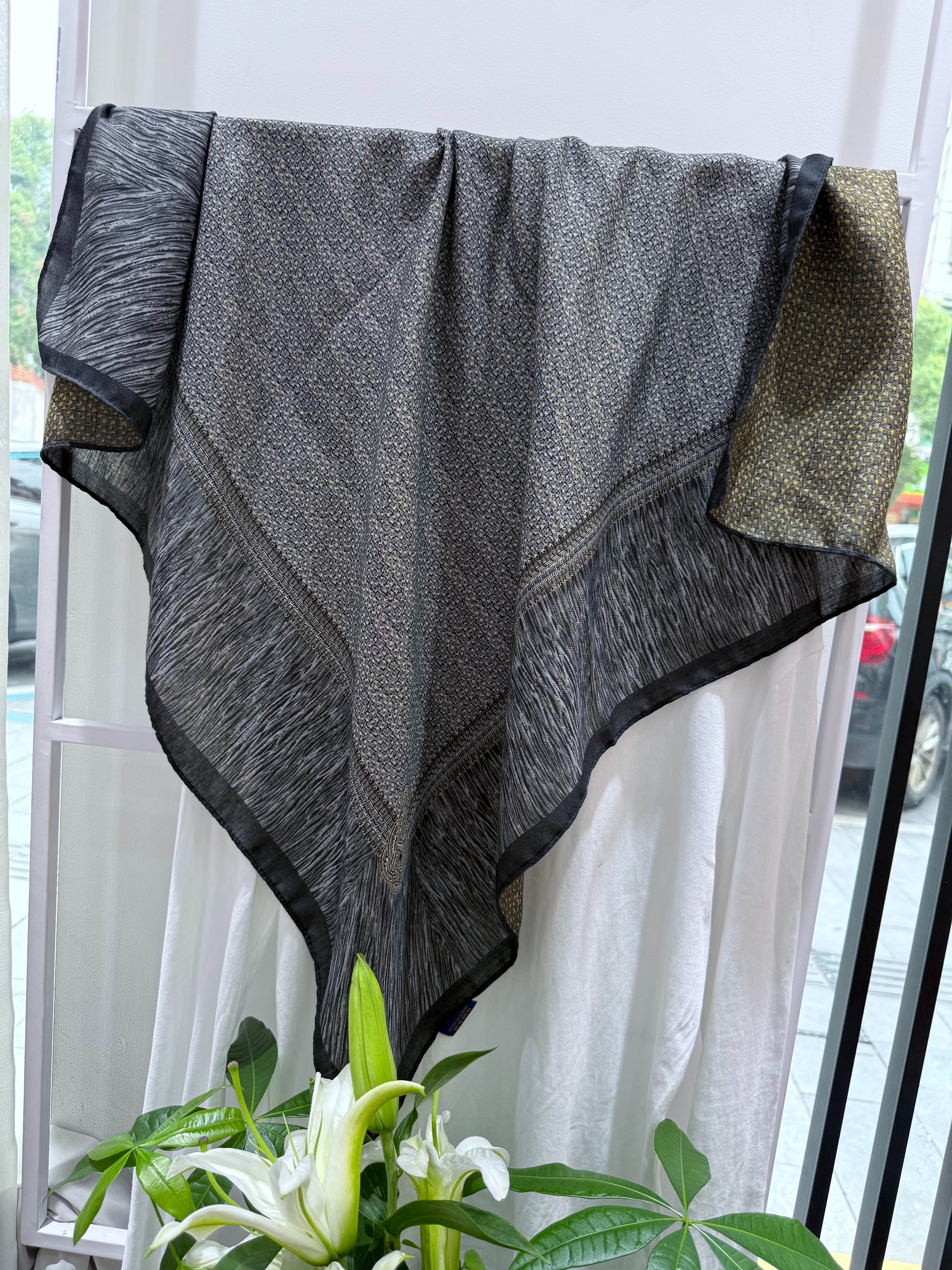 The new retro silk and wool square scarf is fashionable and simple. It is a soft and easy-to-match square scarf shawl Specification image