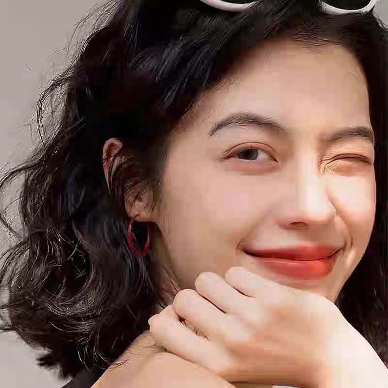 Retro Hong Kong-style red circle earrings exude a sense of sophistication and elegance, making the face look smaller and more beautiful. Christmas whitening earrings, ear ring accessories, earrings detail image 3