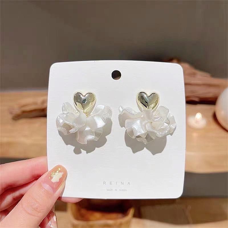 New Korean version heart-shaped petal earrings 925 silver needle, light luxury, fashionable and unique style, irregular flower earrings accessory