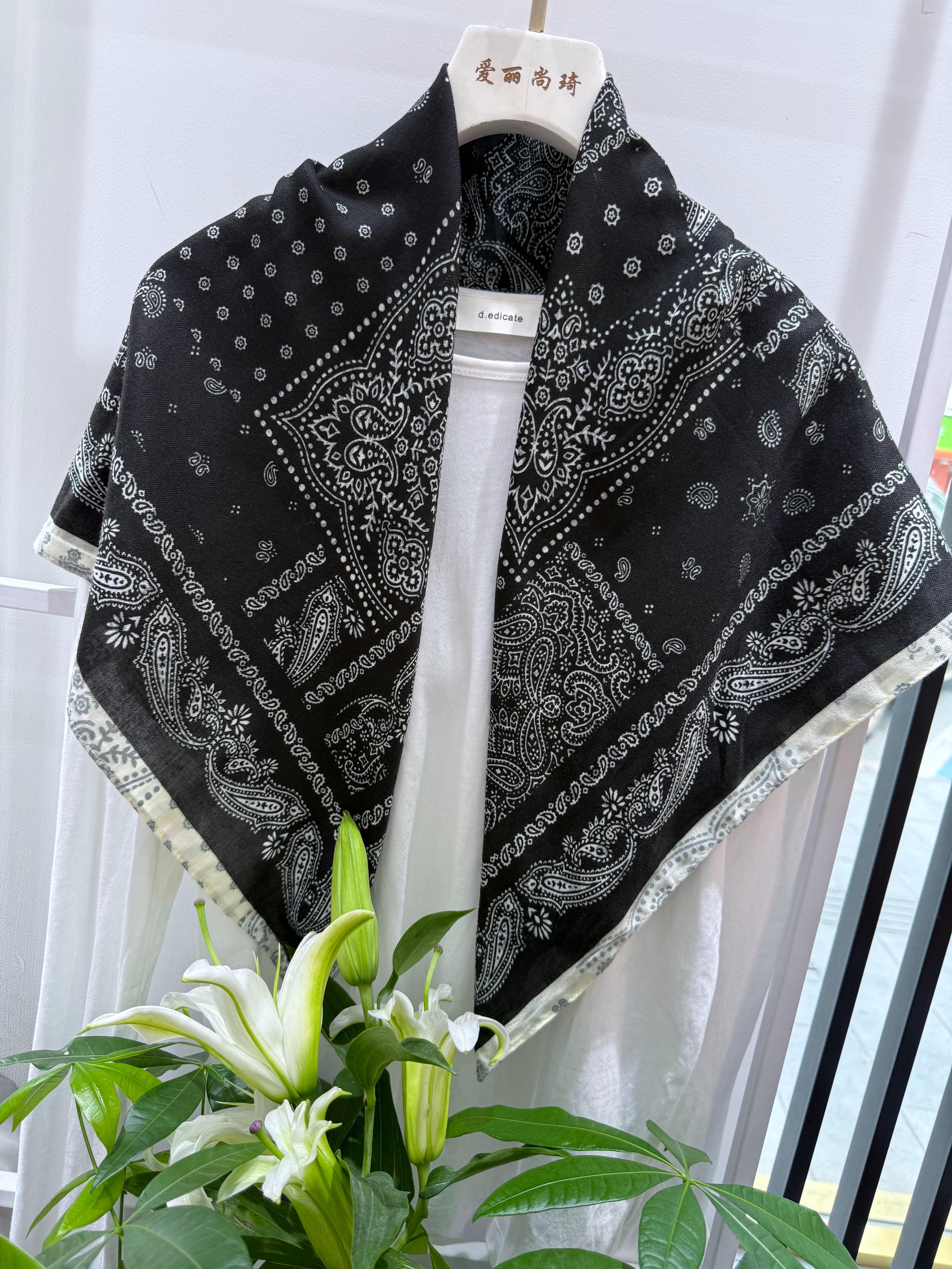 The 2025 new artistic and retro double-sided silk and wool square scarf is fashionable and simple. It is a soft and easy-to-match square scarf for commuting Specification image