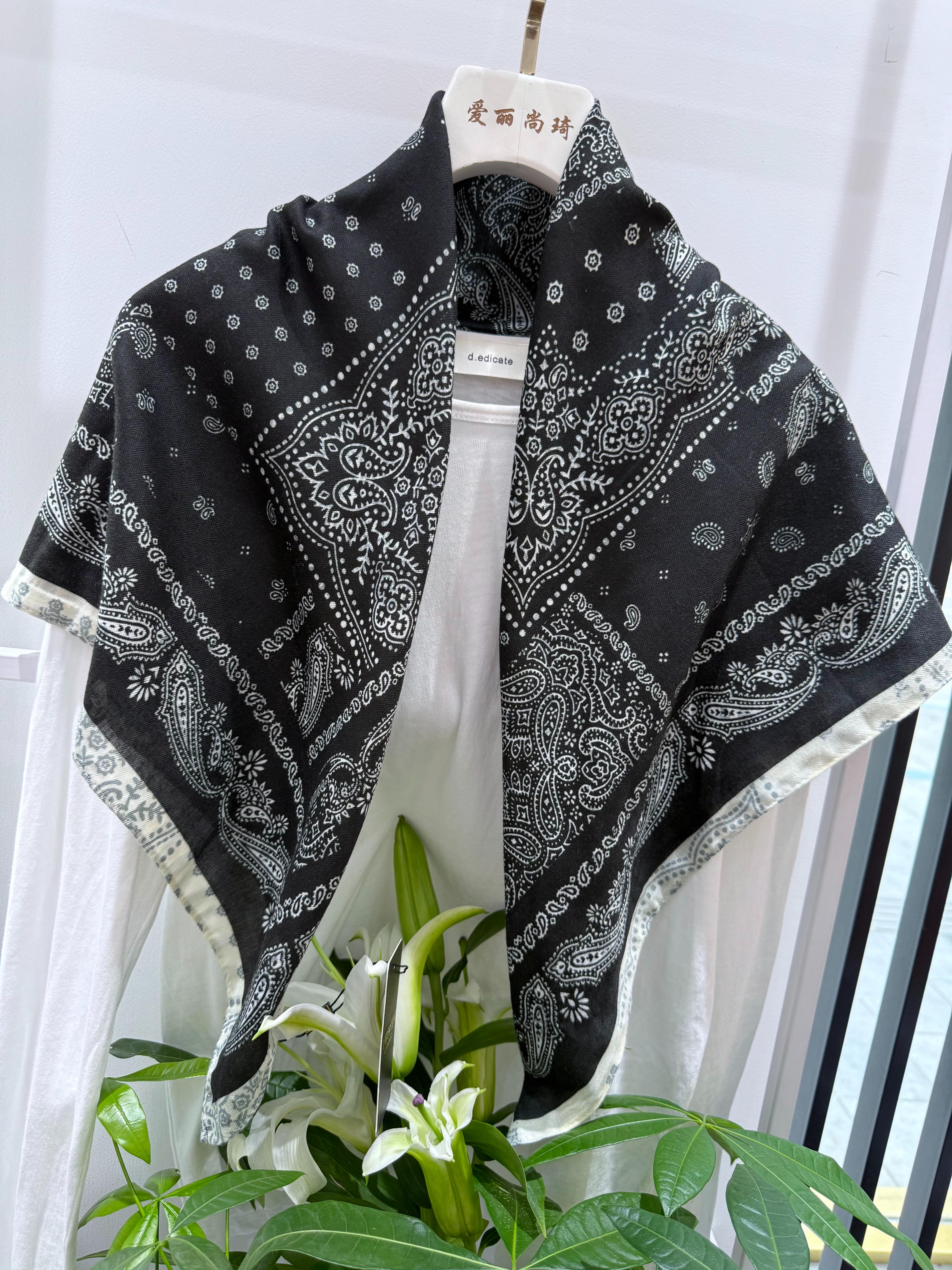 The 2025 new artistic and retro double-sided silk and wool square scarf is fashionable and simple. It is a soft and easy-to-match square scarf for commuting