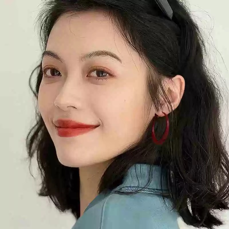 Retro Hong Kong-style red circle earrings exude a sense of sophistication and elegance, making the face look smaller and more beautiful. Christmas whitening earrings, ear ring accessories, earrings Item Picture