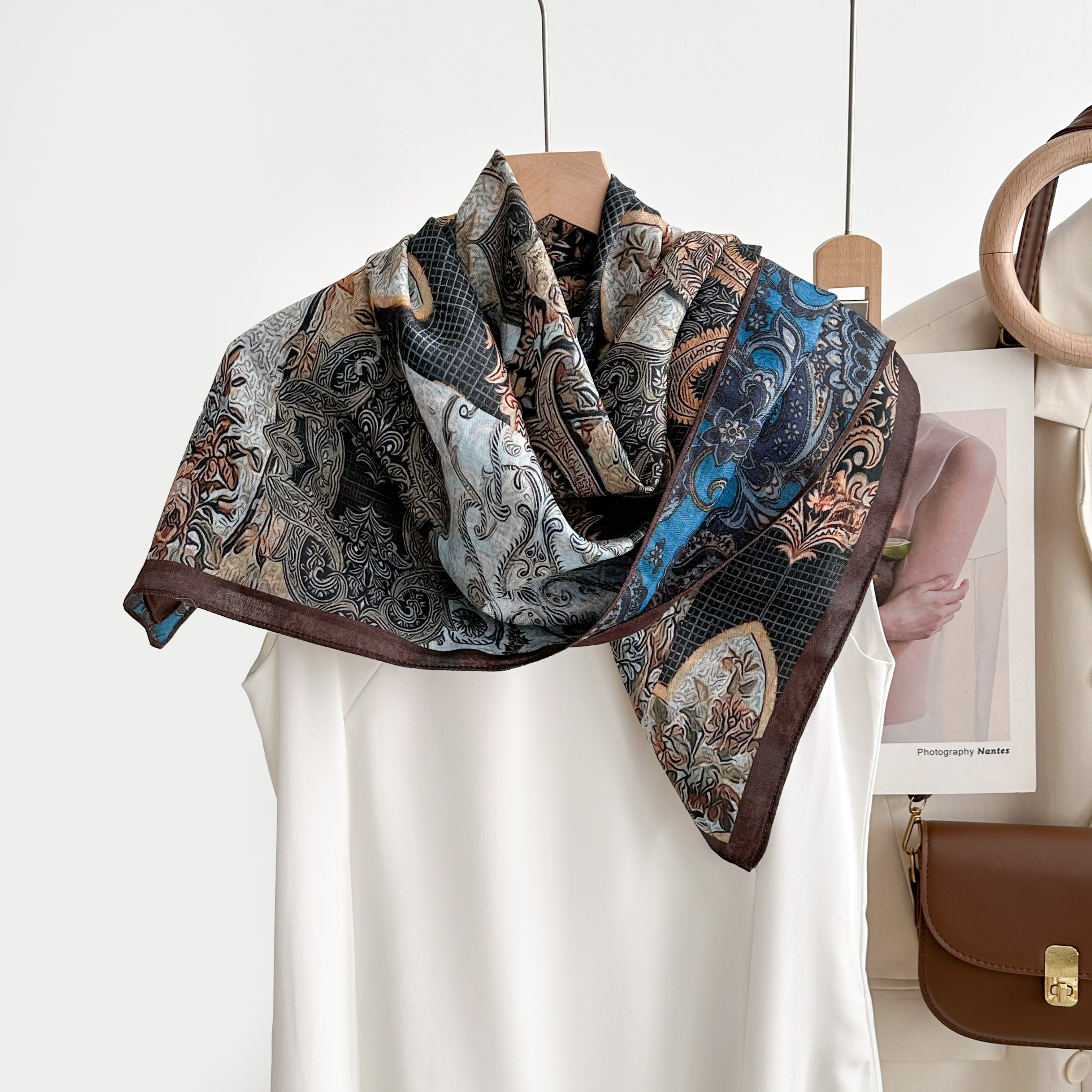 The 2025 new retro patterned silk and wool square scarf is fashionable and simple. It is a soft and easy-to-match square scarf for commuting details Picture