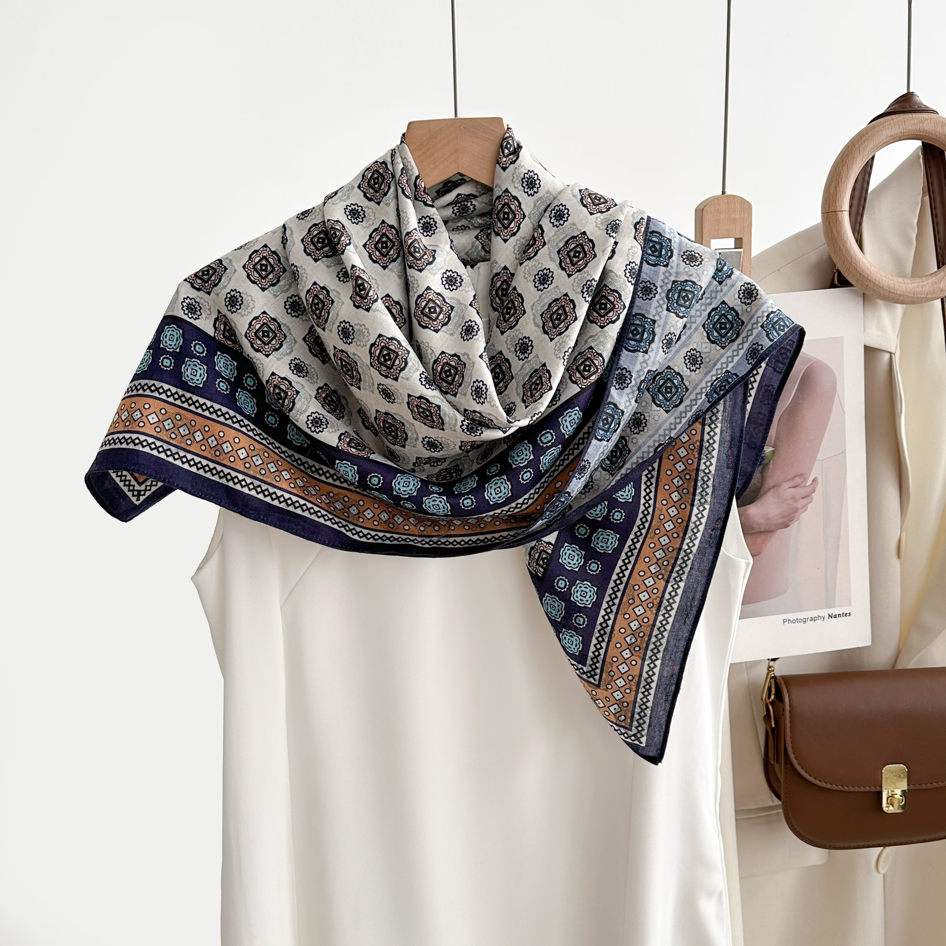 New retro silk oil painting silk and wool square scarf, fashionable and simple commuting silk and wool square scarf, soft and easy to match square scarf shawl Item Picture