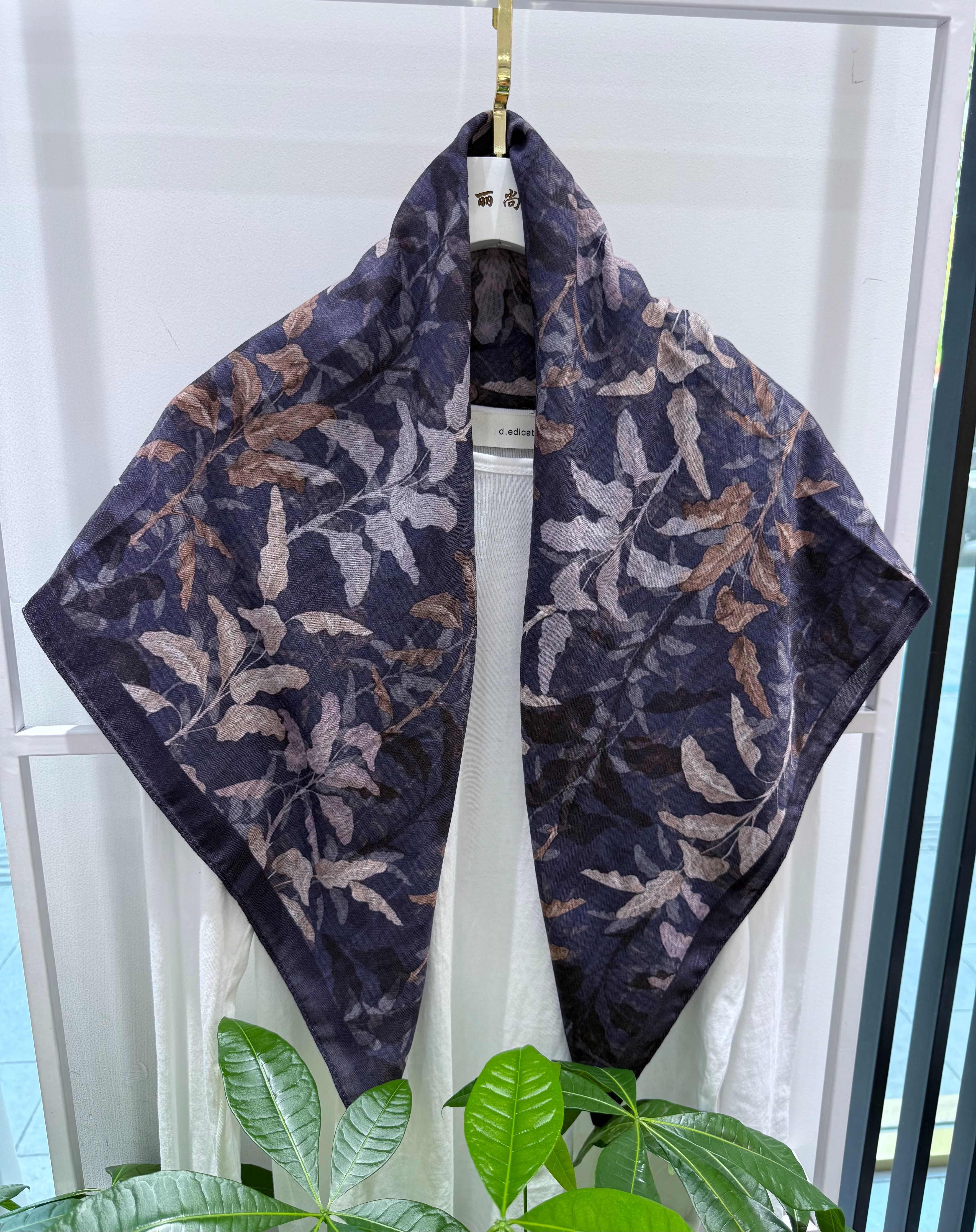 The 2025 new style of artistic and retro silk and wool square scarf is fashionable and simple. It is a soft and easy-to-match square scarf shawl