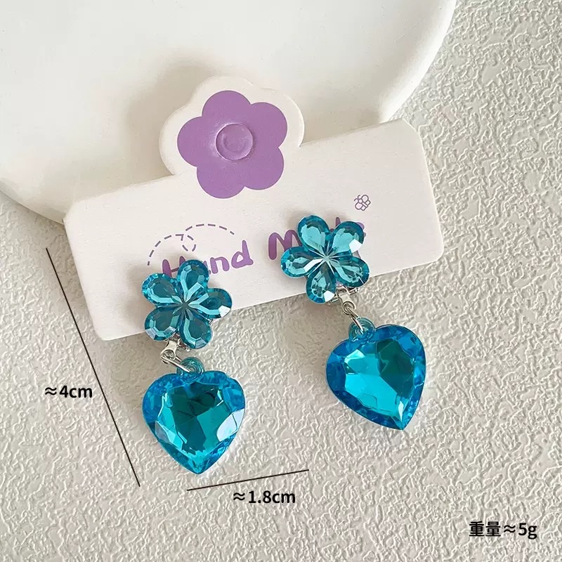 Fresh and delicate children's earrings, flower heart pendant detail image 2