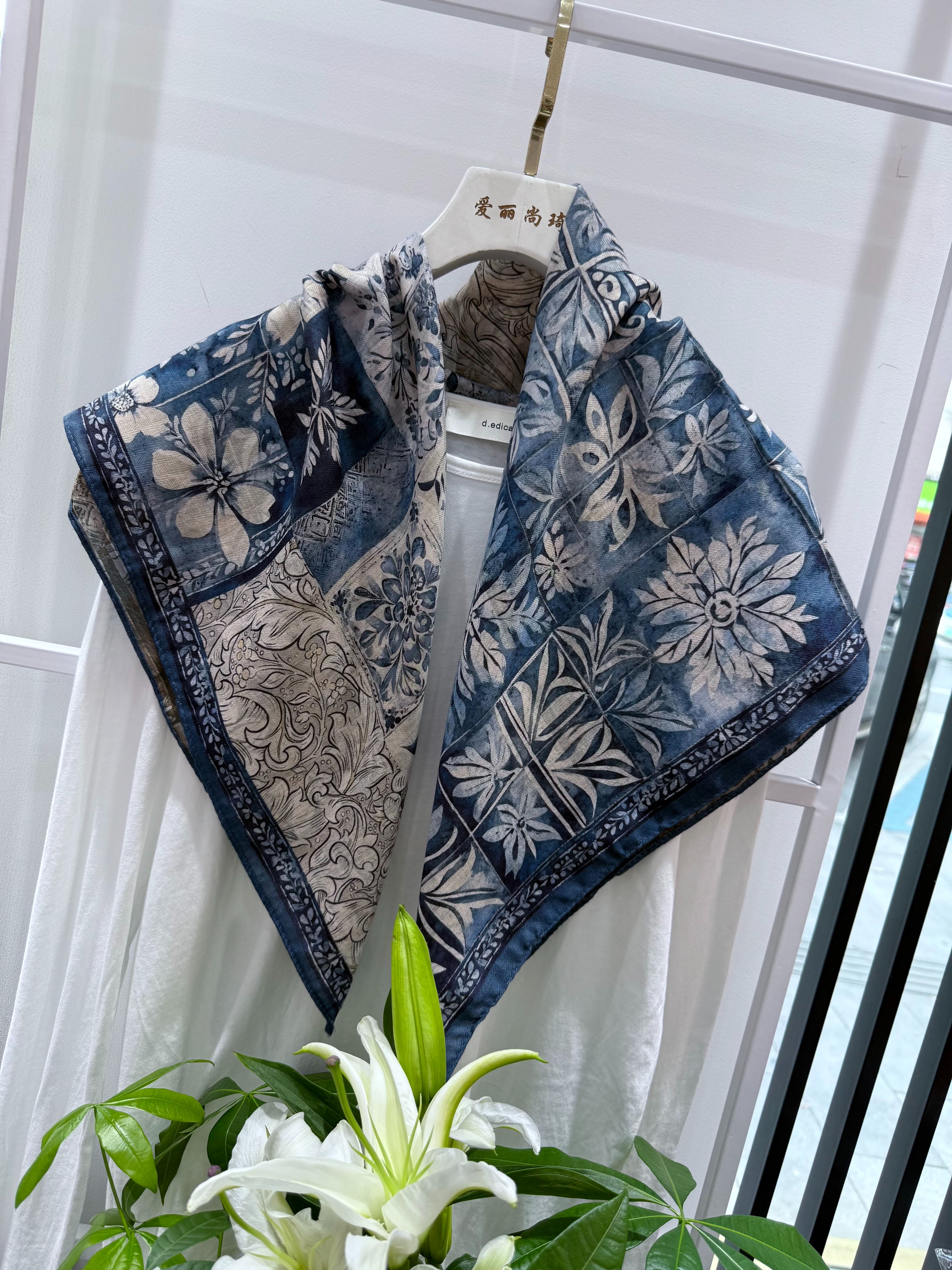 The 2025 new artistic and retro double-sided silk and wool square scarf is fashionable and simple. It is a soft and easy-to-match square scarf for commuting Application Scenario