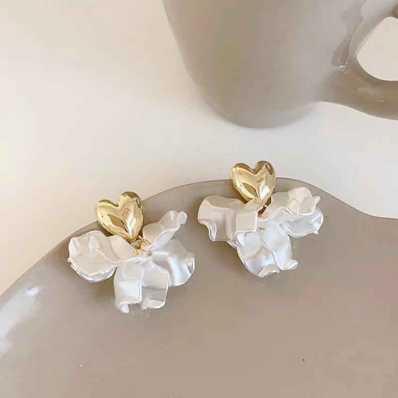 New Korean version heart-shaped petal earrings 925 silver needle, light luxury, fashionable and unique style, irregular flower earrings accessory Specification image