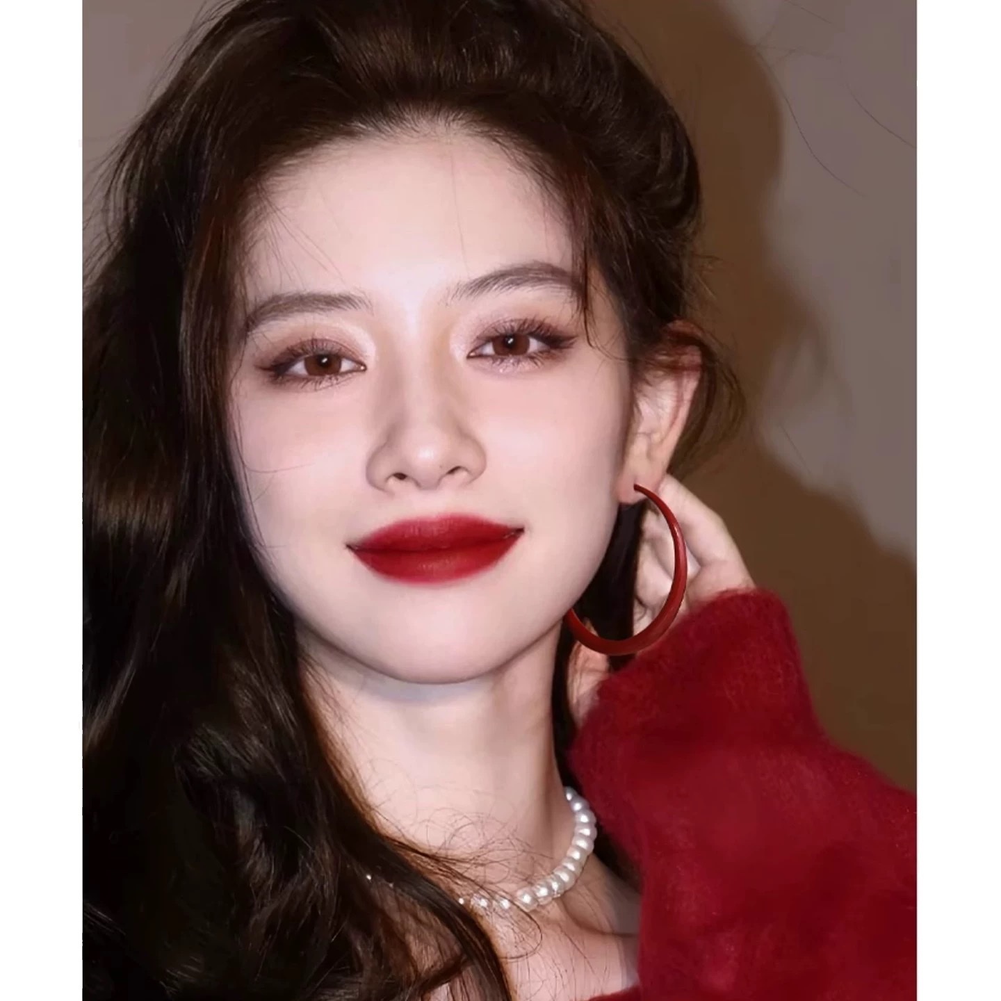 Retro Hong Kong-style red circle earrings exude a sense of sophistication and elegance, making the face look smaller and more beautiful. Christmas whitening earrings, ear ring accessories, earrings detail image 2
