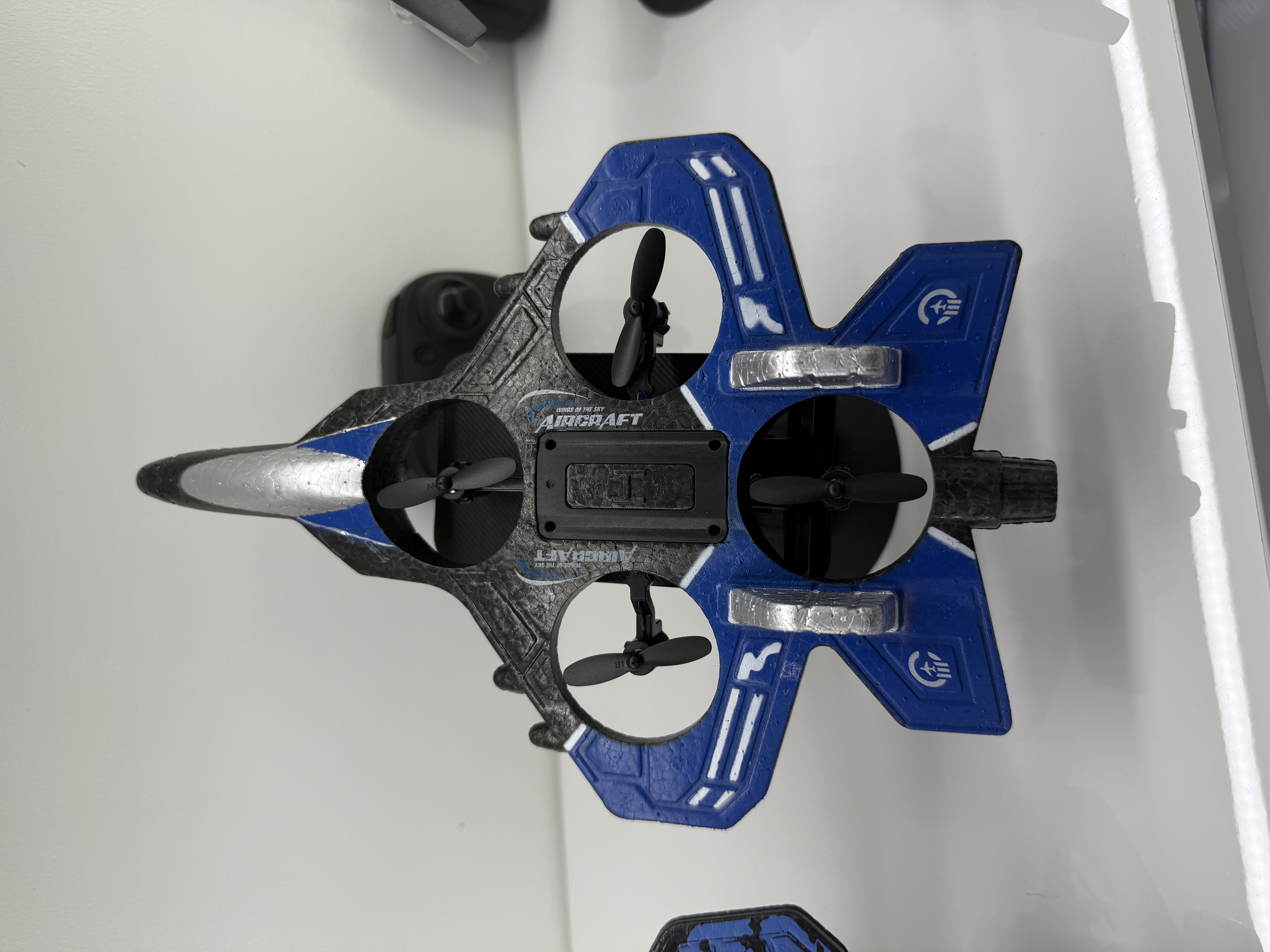 遥控战斗机，可以翻转，带悬停