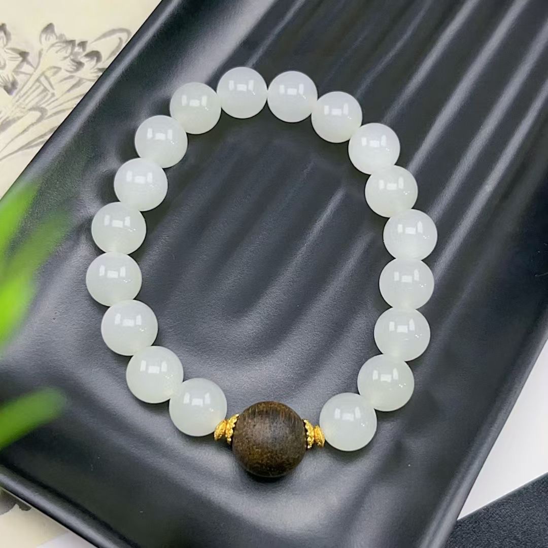 【和田羊脂白玉圆珠手链】

规格：10mm

    原矿老料，青海羊脂白，冰底细料，料子干净油润，密度好，上手效果超级