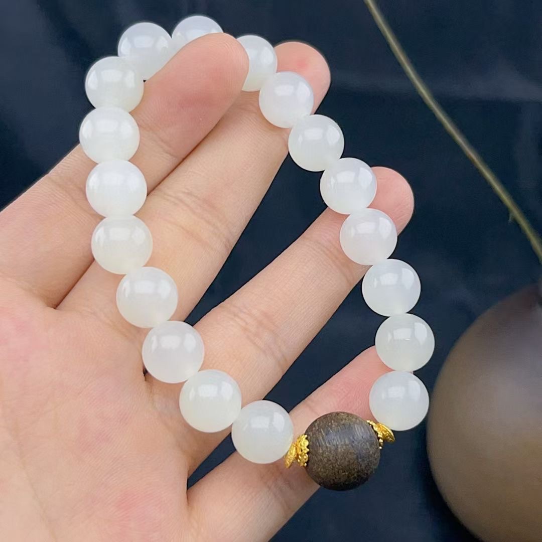 【和田羊脂白玉圆珠手链】

规格：10mm

    原矿老料，青海羊脂白，冰底细料，料子干净油润，密度好，上手效果超级细节图