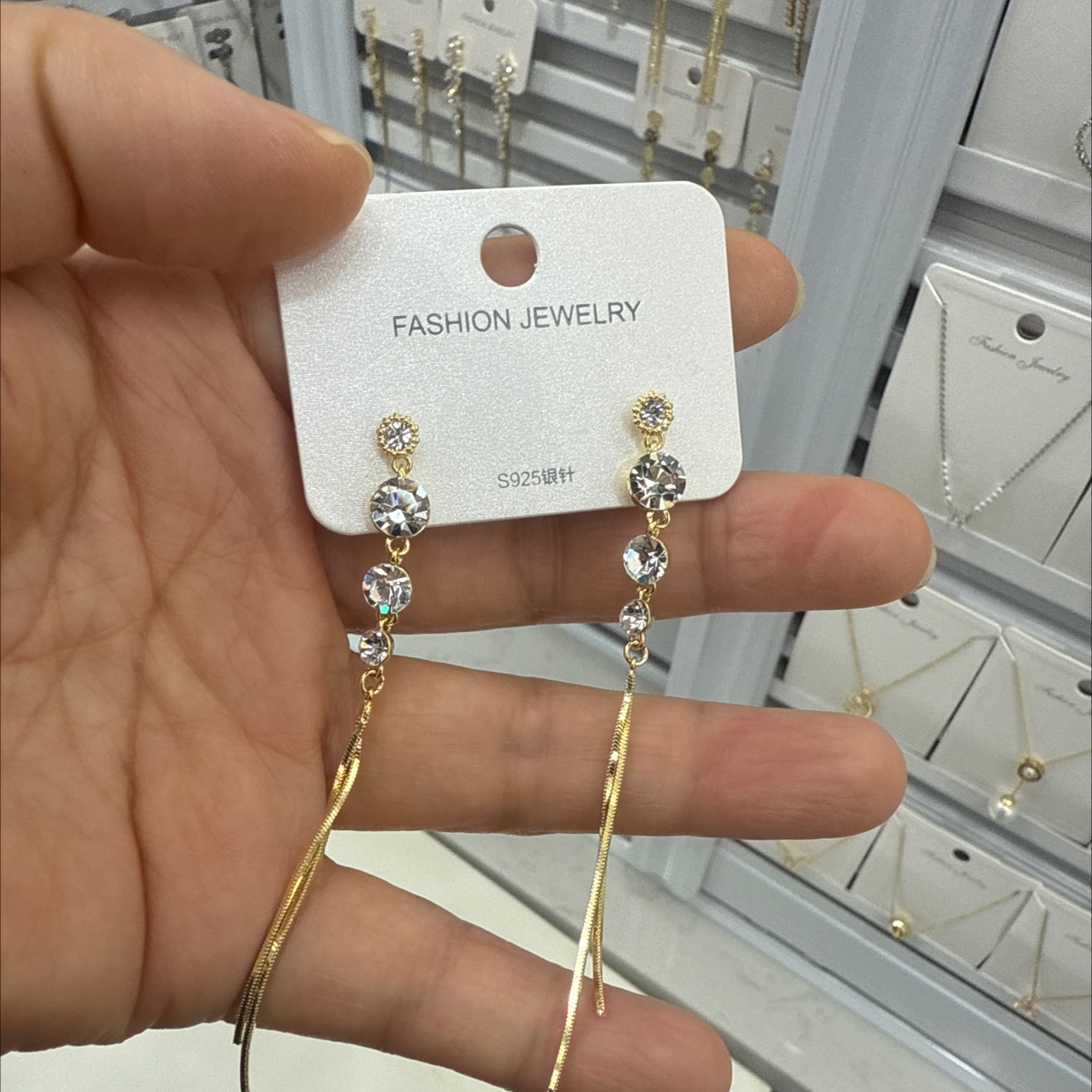 时尚烧焊锆石耳环耳饰简约耳环女气质百搭耳坠轻奢潮流饰品，灵动飘逸可爱又迷人，优雅气质十足哦！闪耀如星光，如月色！