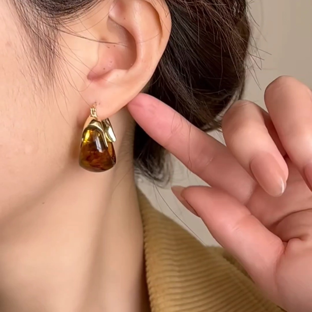 Fashionable welded zircon earrings, simple earrings, feminine charm, versatile earrings, trendy earrings, earrings, earrings, welded earrings Item Picture